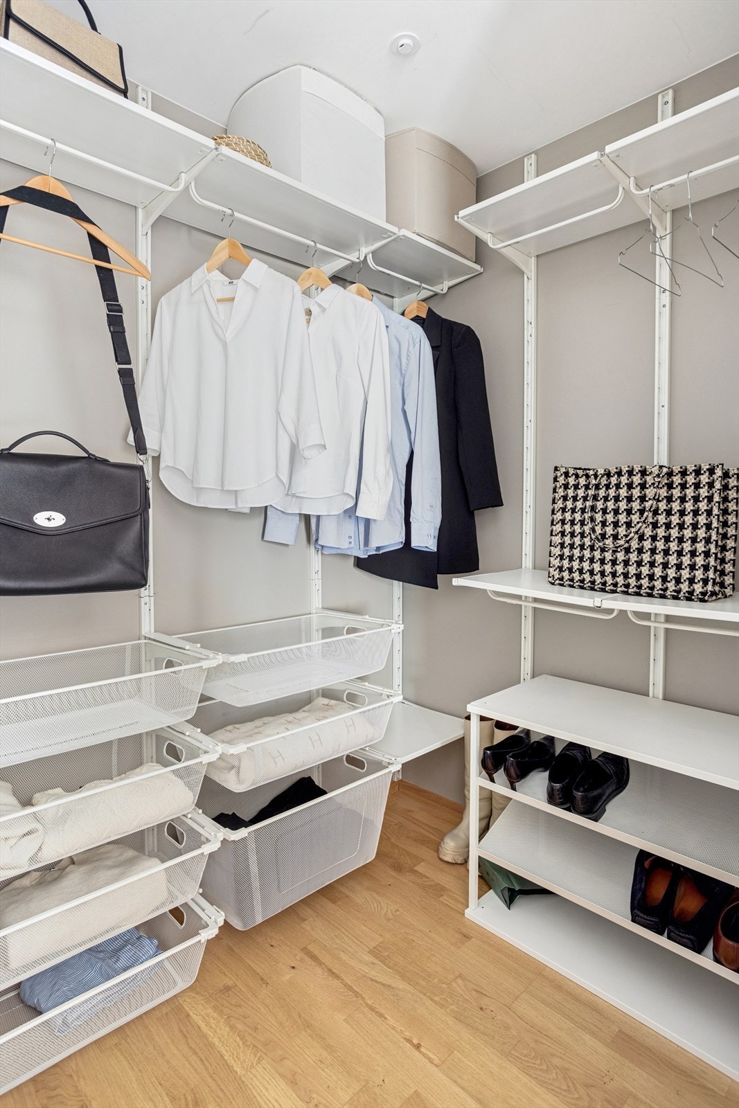 Fra soverommet har du tilgang til walk-in closet med hyller og skuffer. Galleribilde