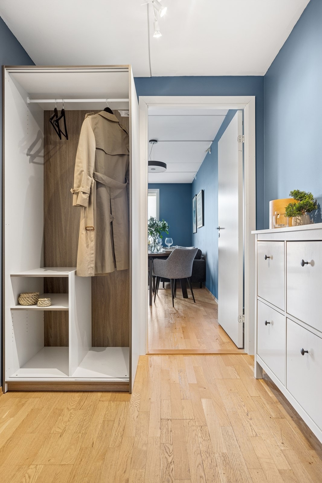 Lys og innbydende entré med god plass til å henge fra seg ytterklær og sette fra seg sko. Galleribilde