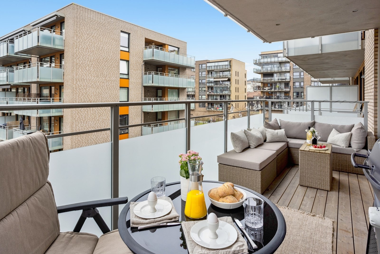 Balkongen vender ut mot en flott, parkmessig opparbeidet bakgård. Galleribilde