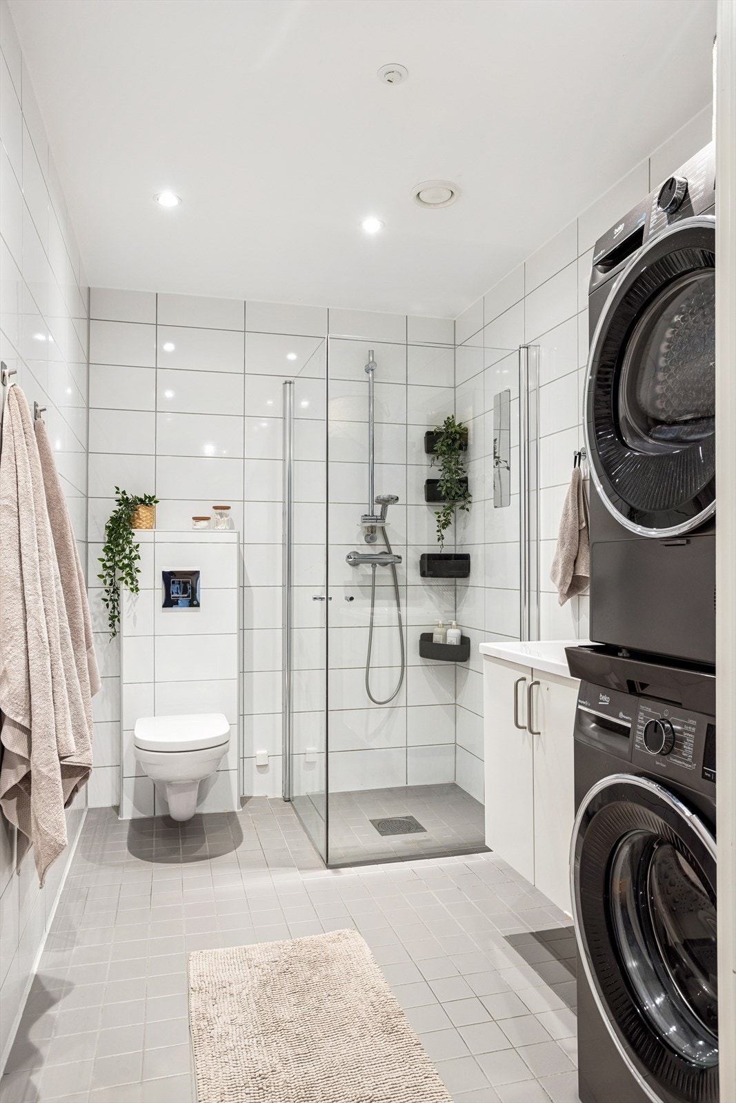 Pent flislagt bad fra 2017 med innfelte downlights i himlingen og varme i gulvet. Galleribilde