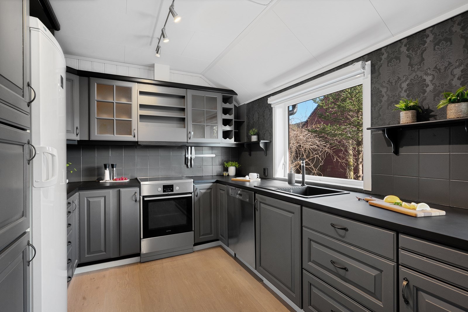 Kjøkkenet ligger i eget rom tilknyttet stuen og har god plass til frokostbord, det er videre pent innredet med mørke grå fronter og laminat benkeplate. Galleribilde