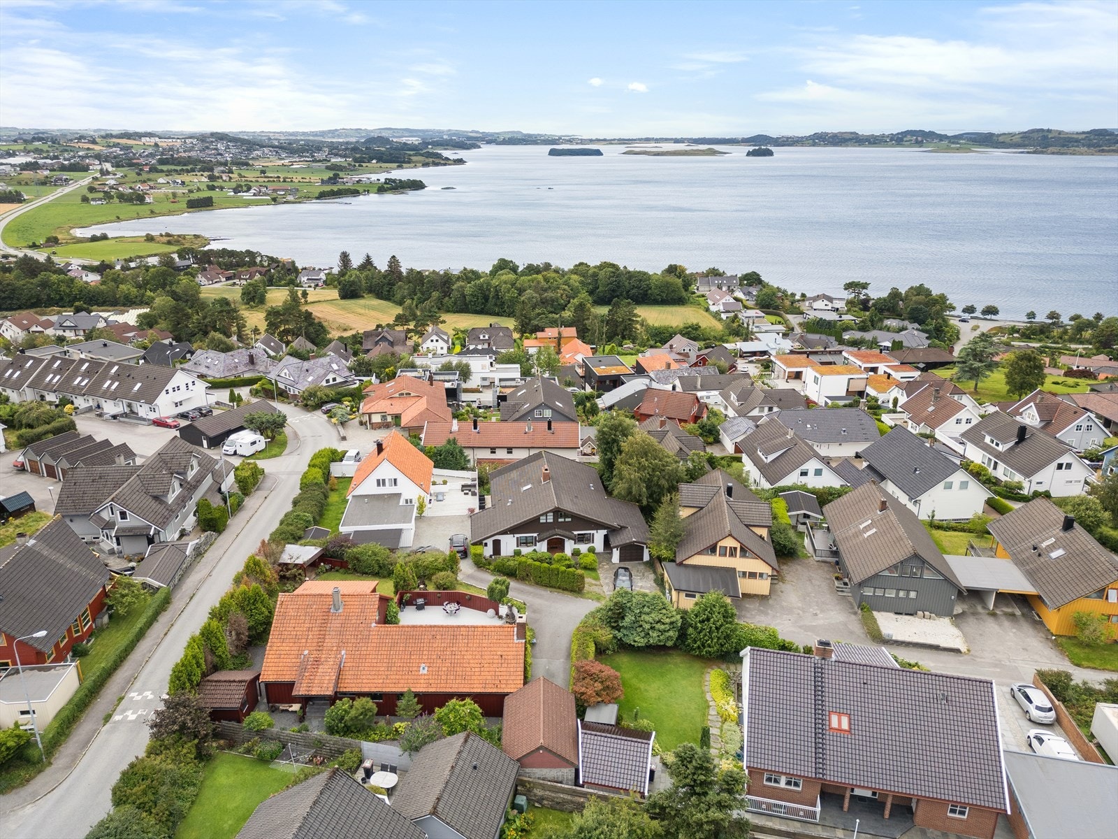 Kort avstand til flotte turområder langs Hafrsfjord og badeplasser ved Møllebukta. For den turglade er det også mulighet for å gå til Sørmarka som har mange flotte stier. Galleribilde