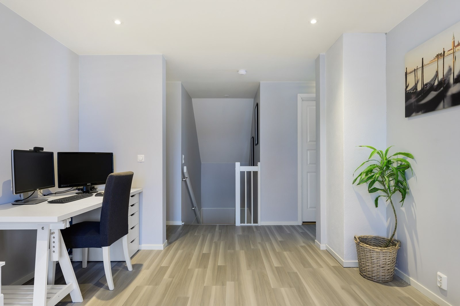 Opp trappen fra hallen kommer man rett opp i en flott loftstue. Galleribilde