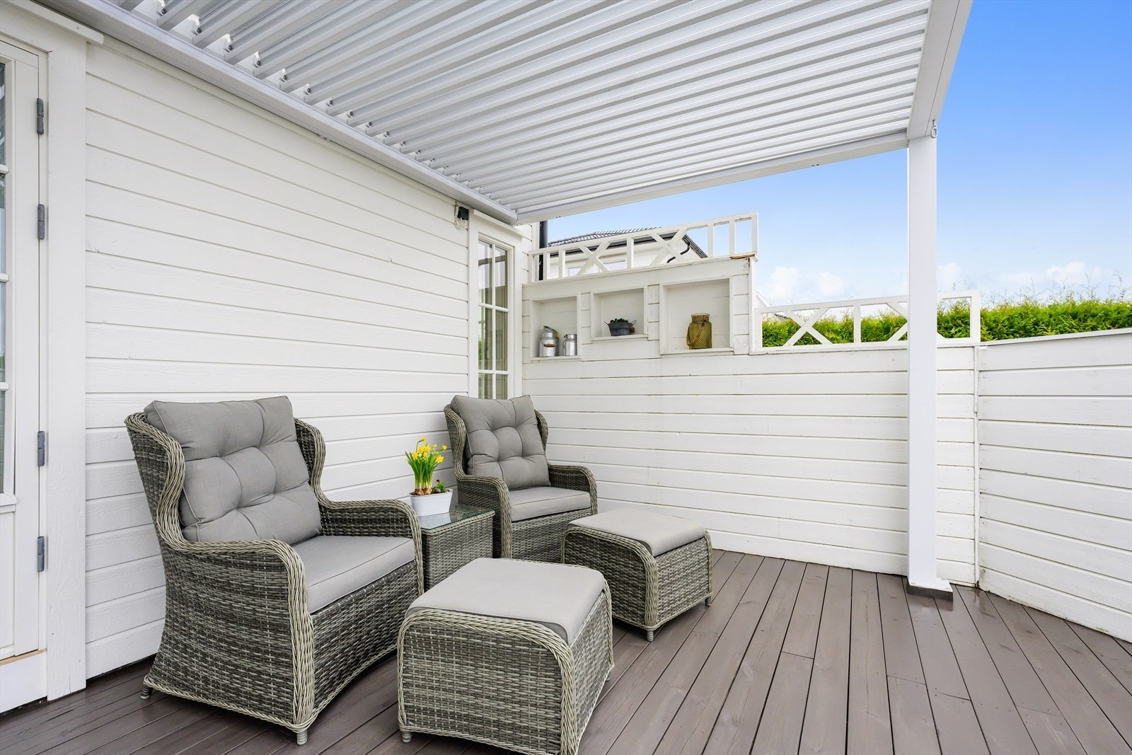Her har man rikelig med plass for alt av utemøbler man har behov for på sommerstid. Galleribilde