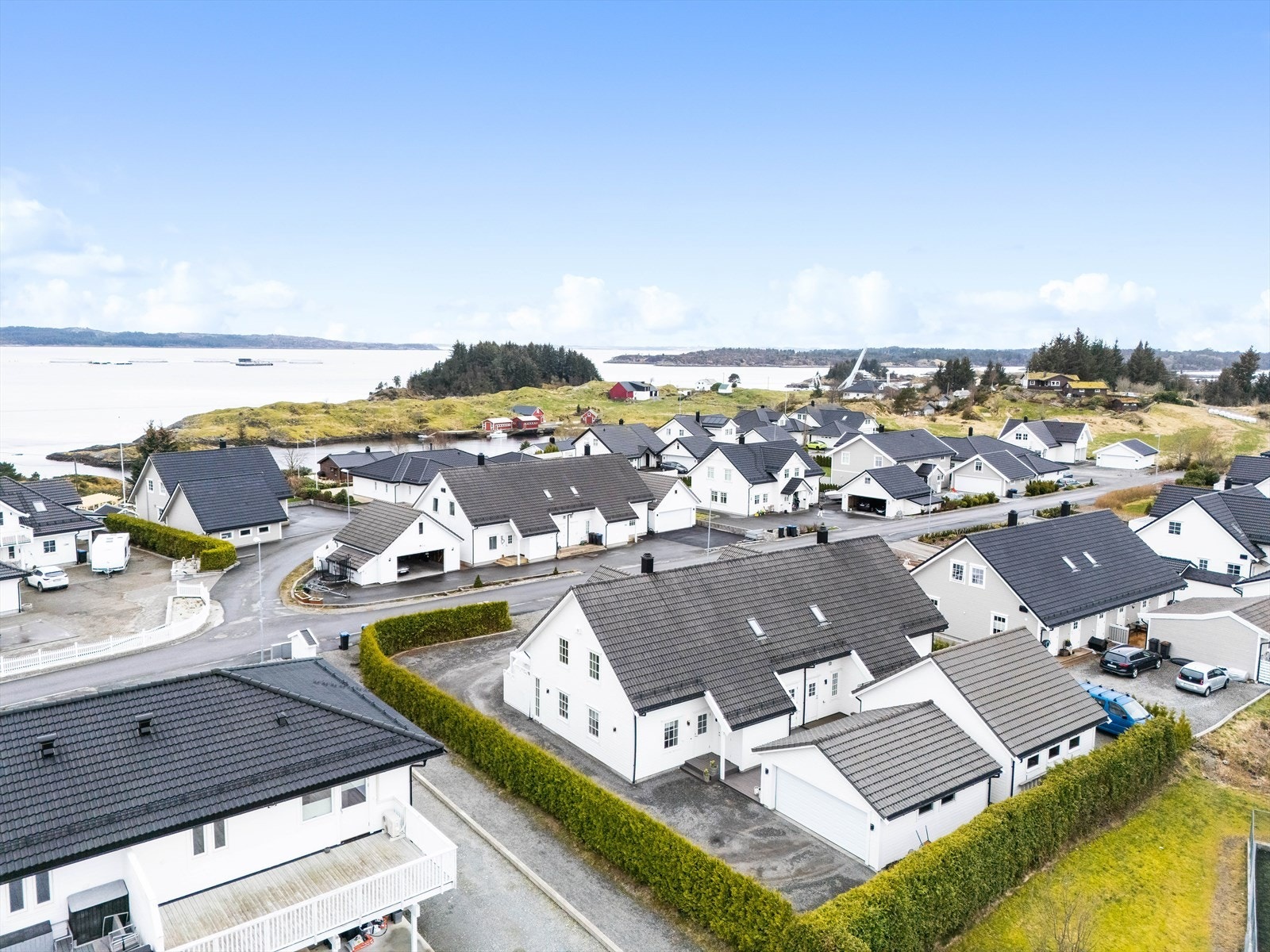 Boligen ligger fint til på flaten i Selfallet og består av stor halvpart av tomannsbolig samt dobbel garasje. Kort vei fra inngangsdøren til sjø med fine fiskemuligheter. Galleribilde