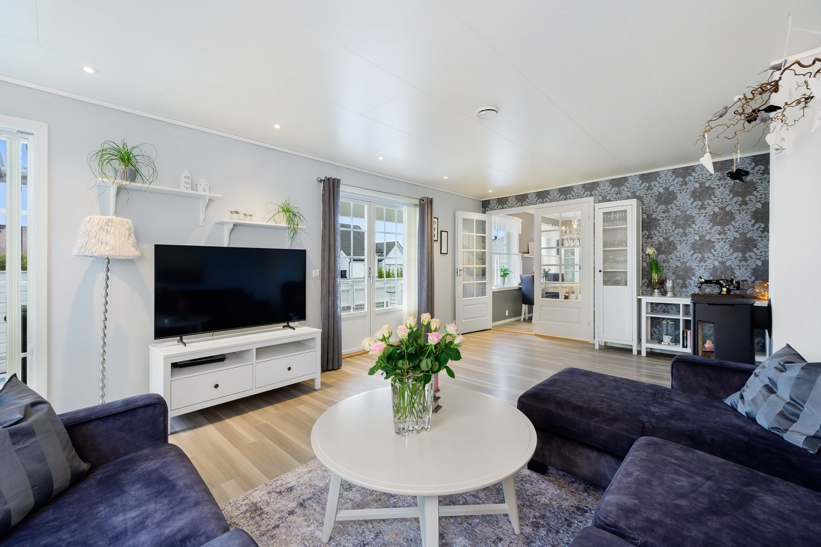 Velkommen inn! Flott stue med god plass for sittegruppe med mer. Galleribilde