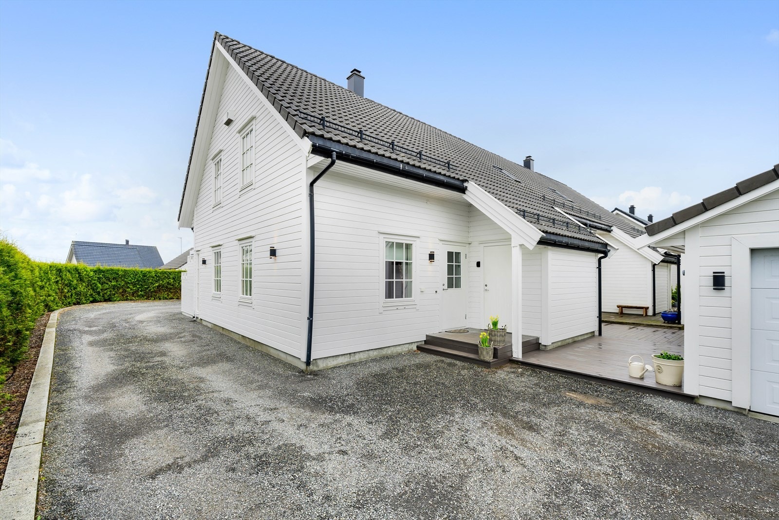 Gårdsrommet har god plass for parkering for flere biler. Galleribilde