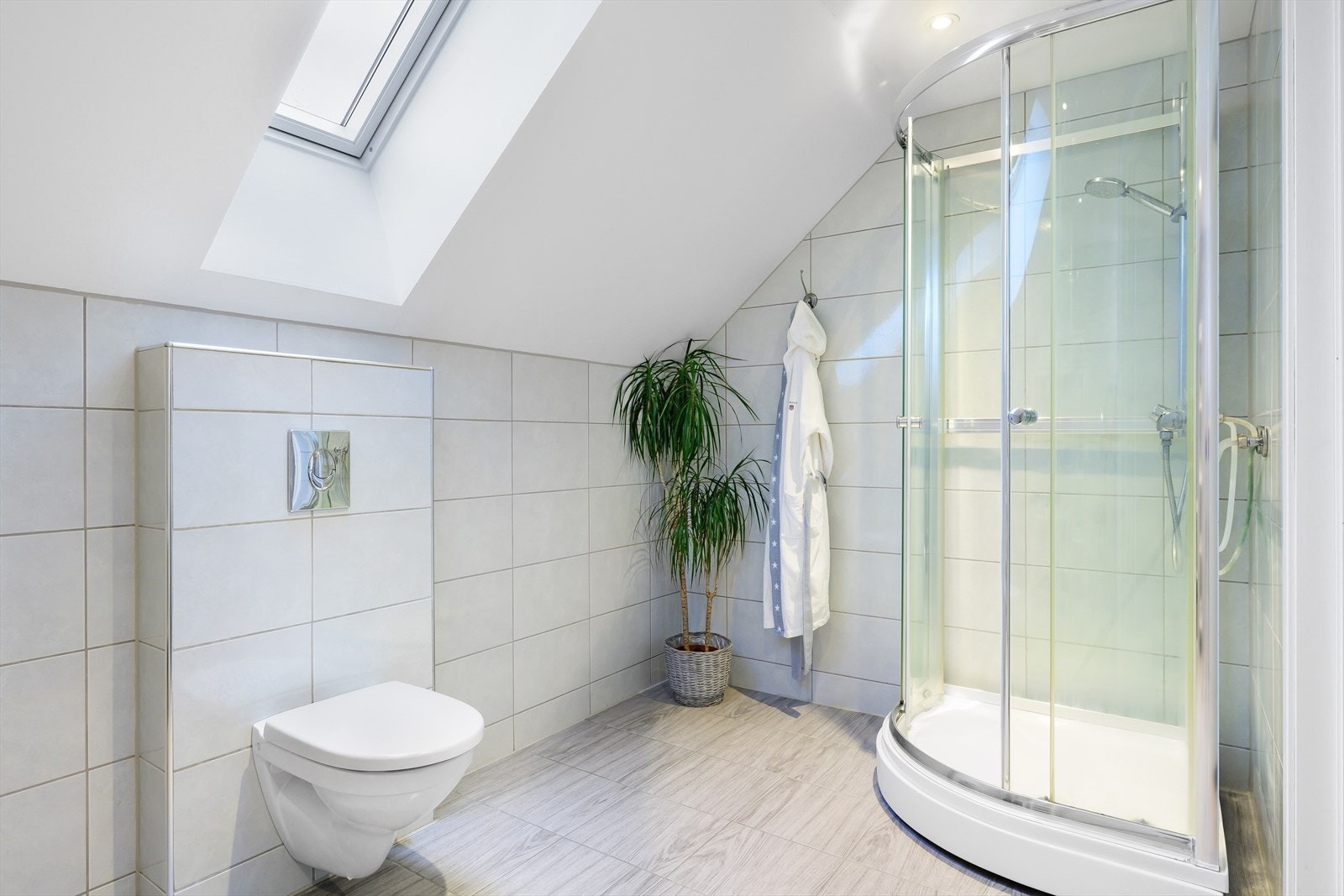 Her i overetasjen finner man et stort og lekkert helfliset hovedbad. Galleribilde