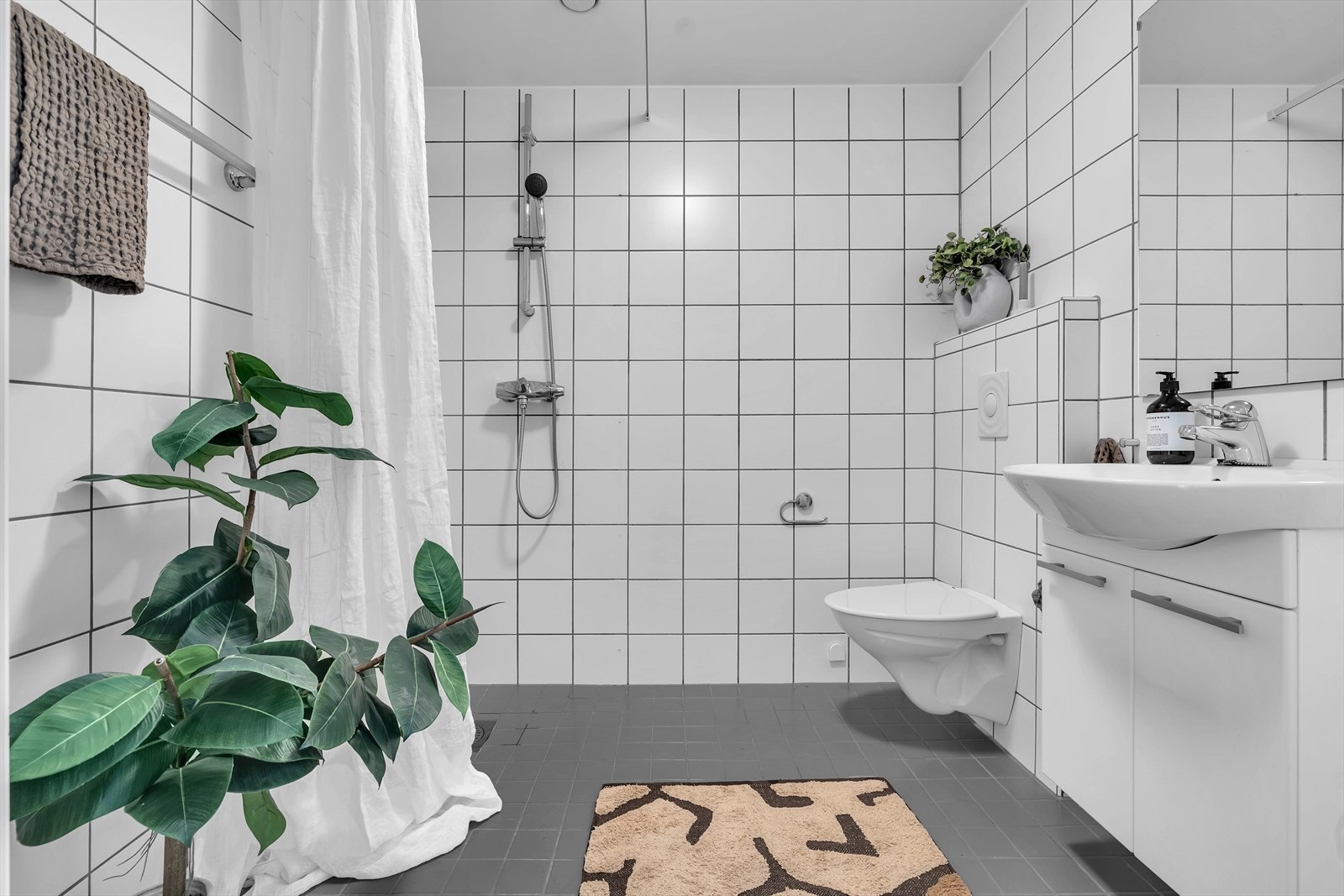 Flislagt bad med varme i gulv Galleribilde
