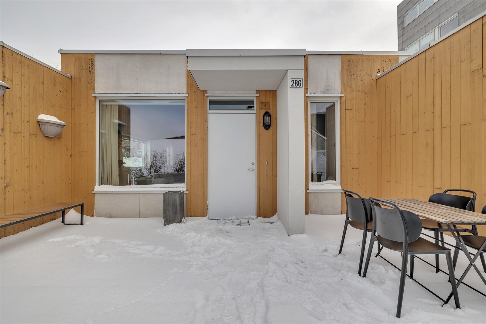 Leiligheten har egen inngang og flott terrasse Galleribilde