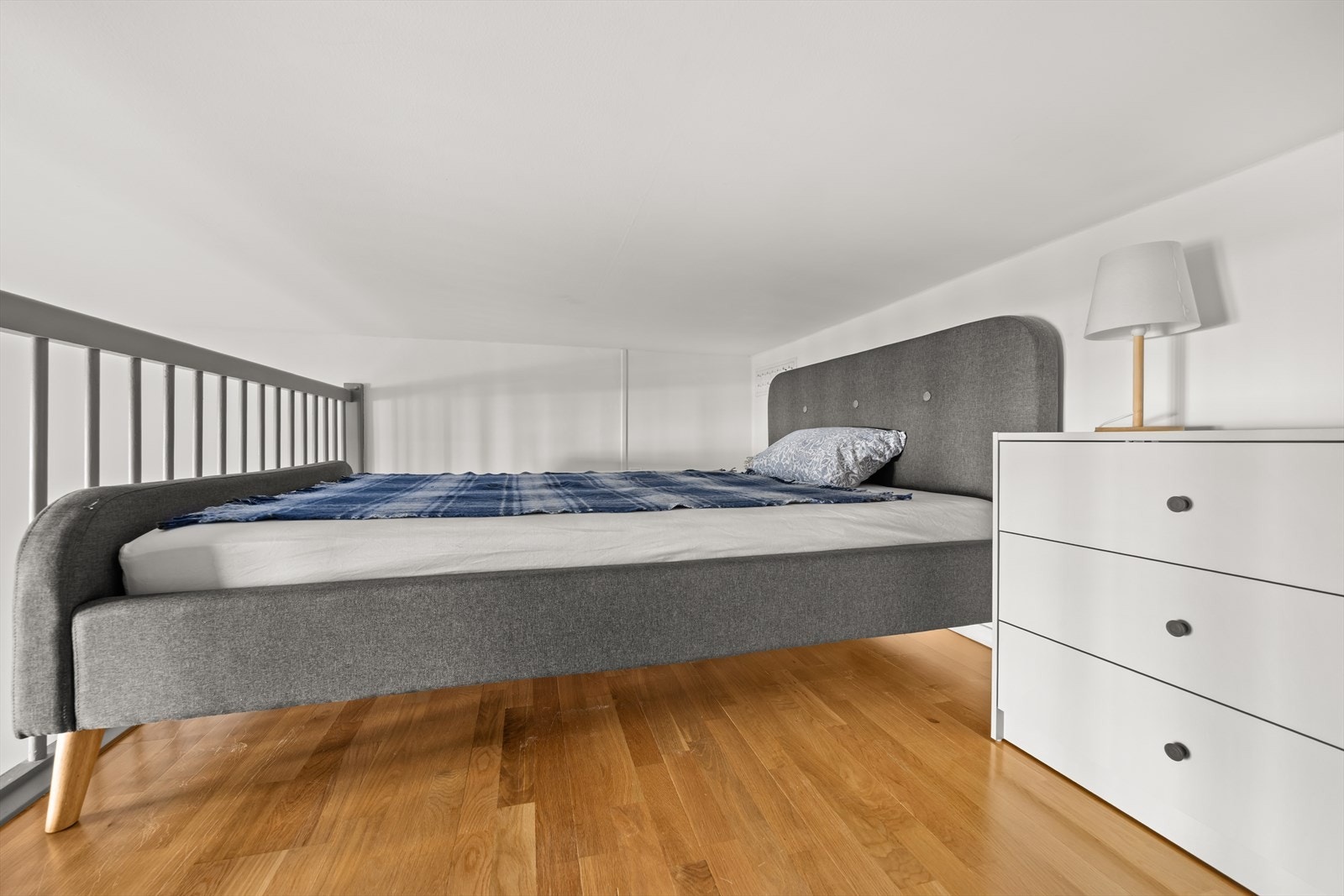 Hems innredet med seng og kommode Galleribilde