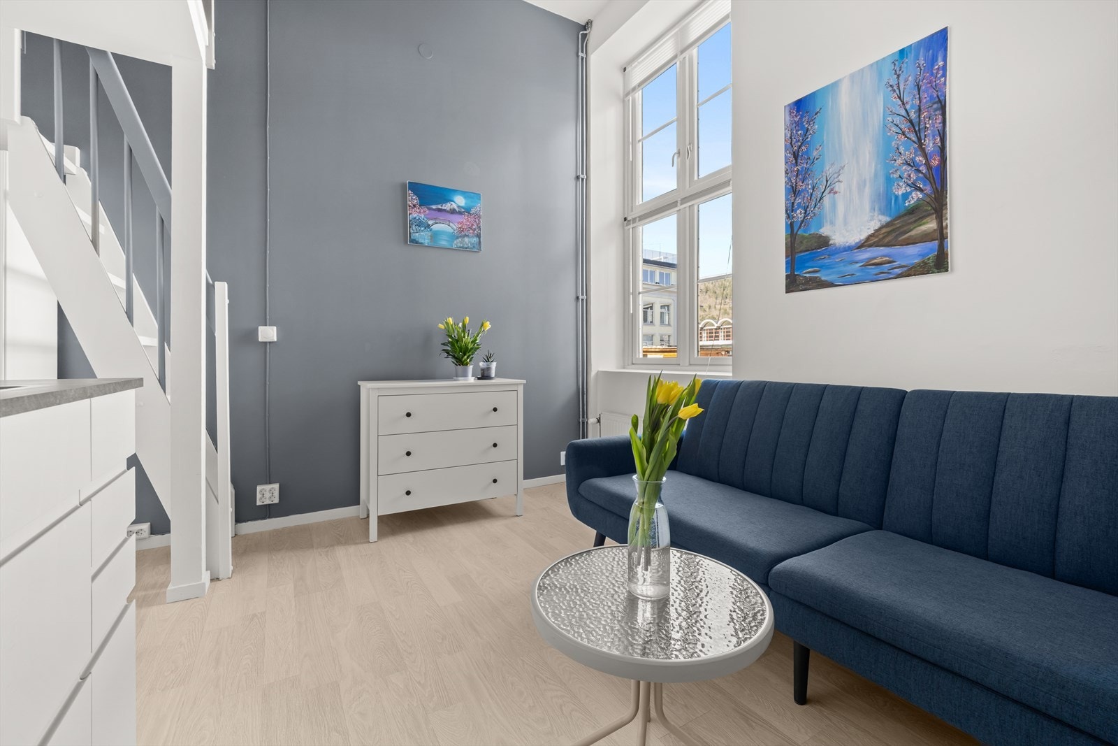 Leiligheten har en god takhøyde og store vindusflater Galleribilde