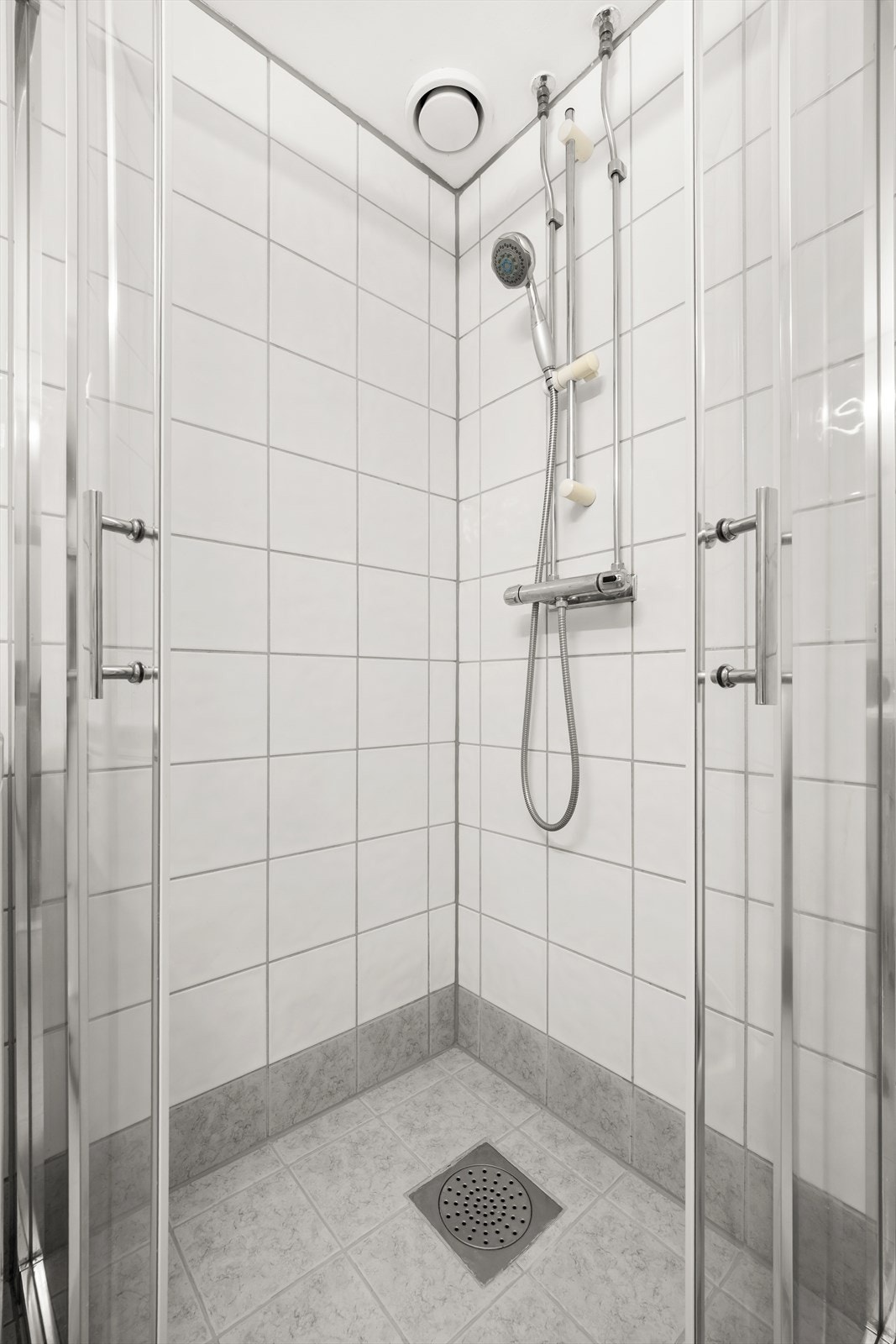 Badet er utstyrt med servant, speil, dusjnisje og toalett. Opplegg for vaskemaskin på badet Galleribilde