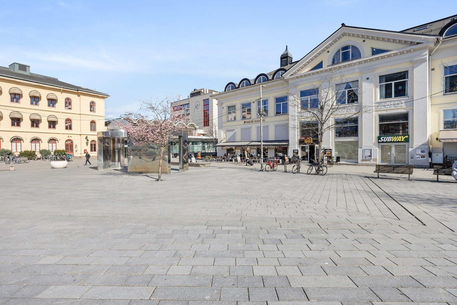 Strømsø Torg med ulike servicetilbud og restauranter Galleribilde