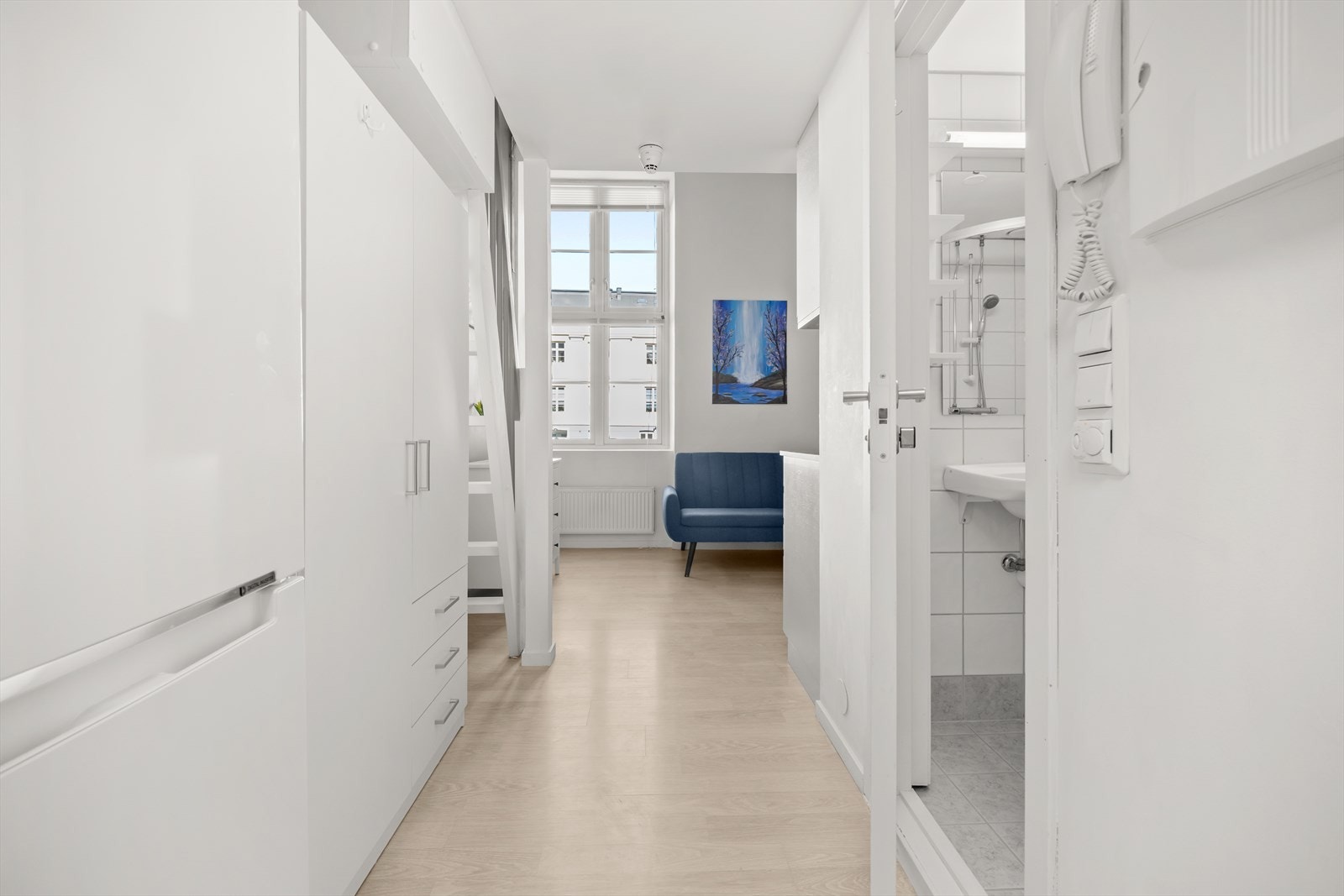 Lys og fin entré med plass for garderobeskap Galleribilde