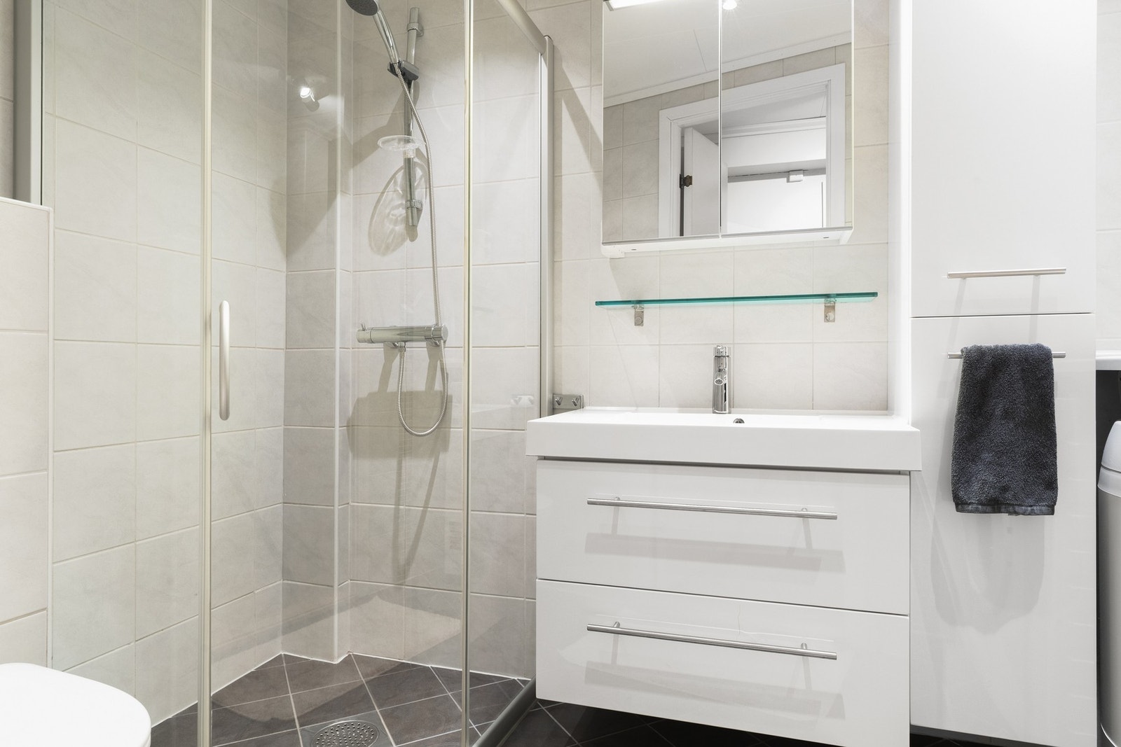 Badet er helfliset og har innfelte downlights i himling og varmekabler i gulv Galleribilde