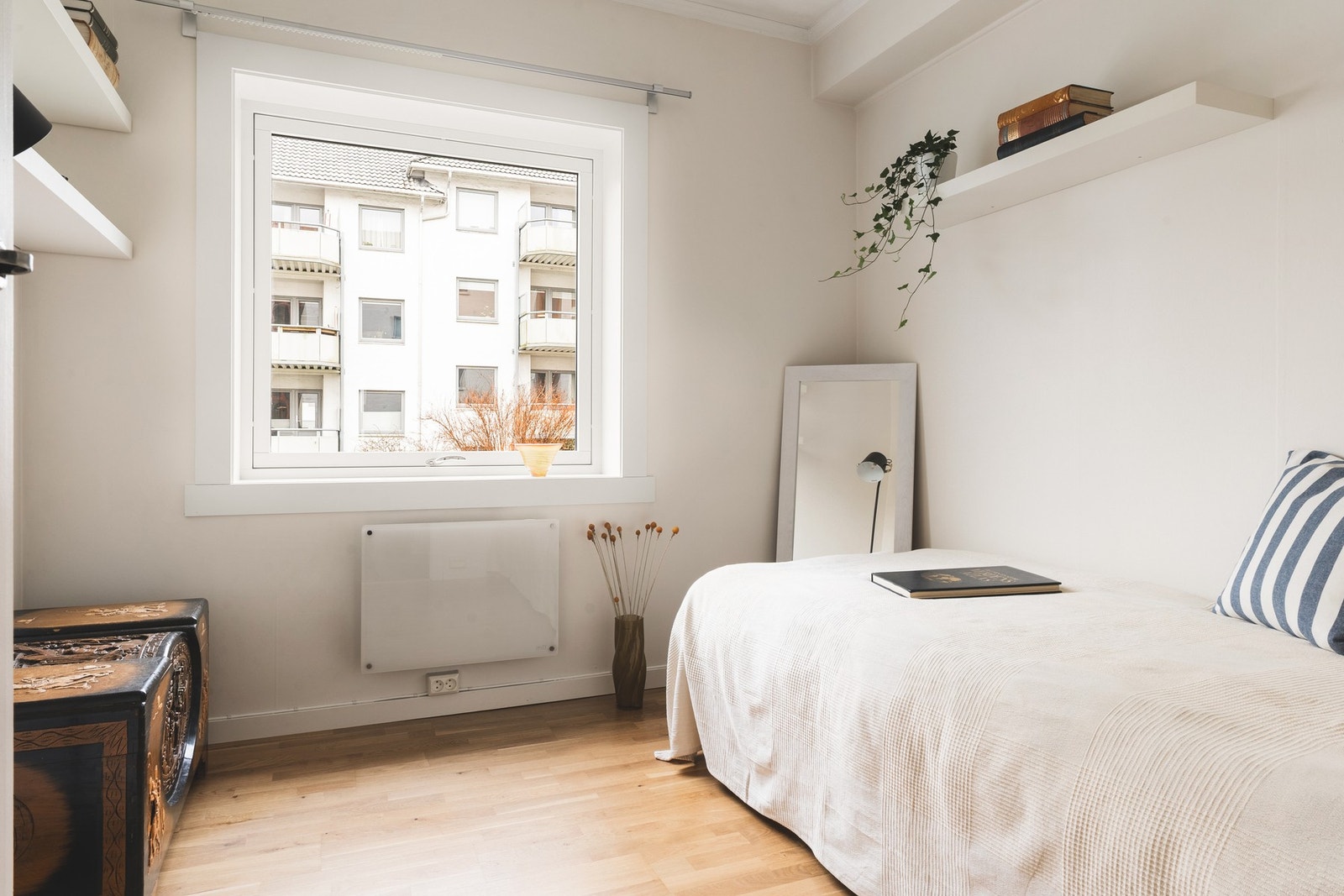 Soverom nr.2 har også plass til innredning av dobbeltseng og annet møblement. Galleribilde