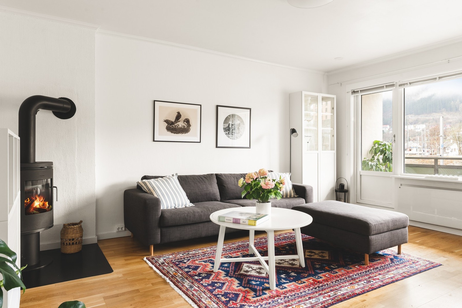Stuen har flotte vinduer som tillater for mye naturlig lys. Galleribilde