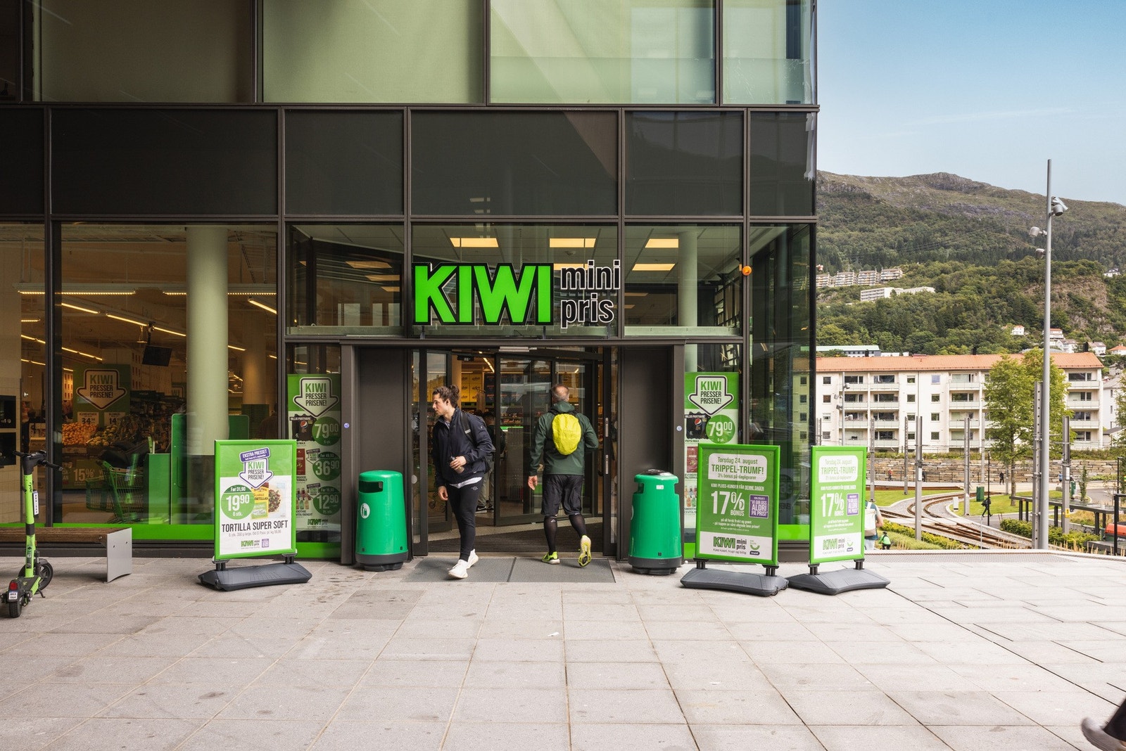 Ca. 5 minutters gange til Kiwi og bybane stopp. Galleribilde