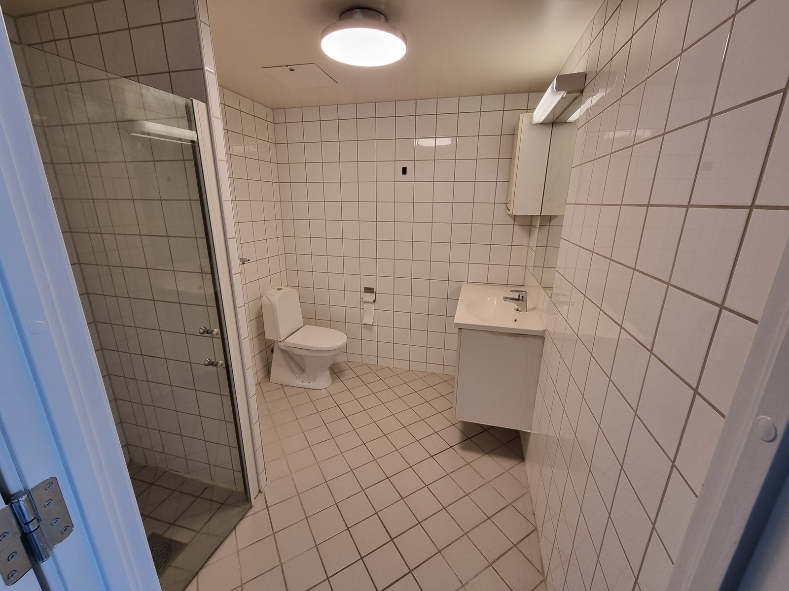 Romslig flislagt bad med varmekabler. Opplegg for vaskemaskin. Servant og innredning vil skiftes. Galleribilde