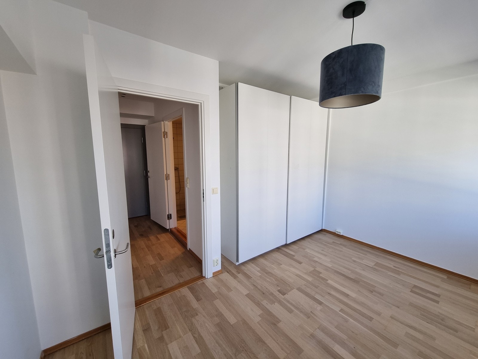 Romslig garderobe på soverom. Galleribilde
