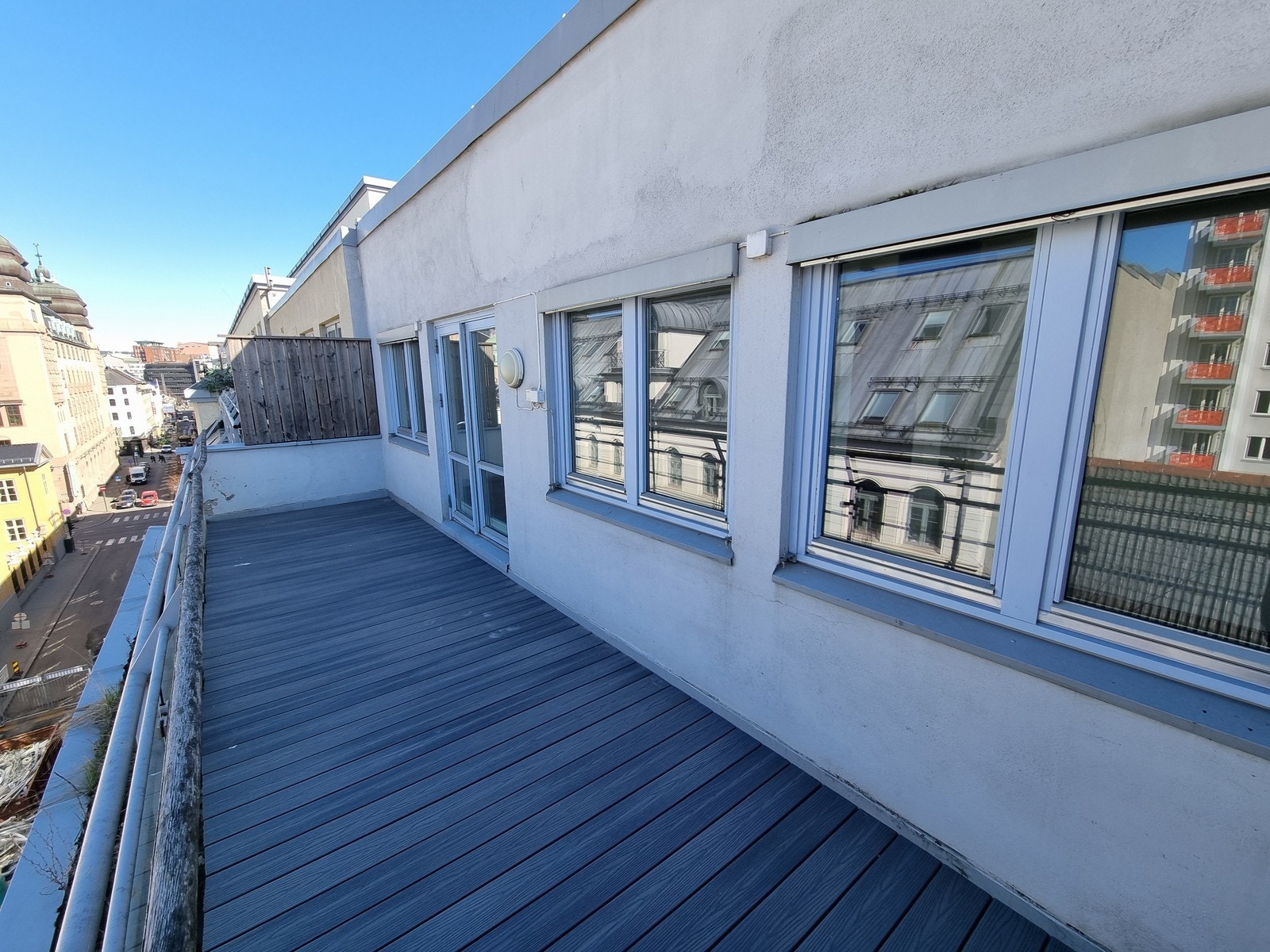 Svært romslig terrasse med god utsikt i flere retninger. Galleribilde