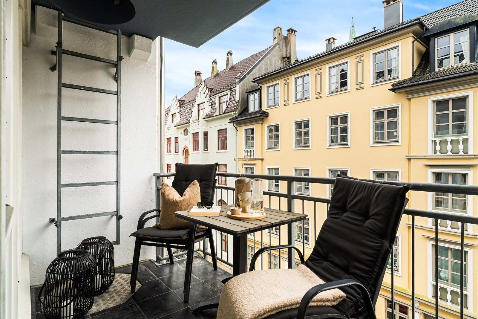 Balkongen gir deg en privat og lun uteplass med plass til utemøbler og evt. beplantning. Perfekt for morgenkaffen, ettermiddagssolen eller en rolig stund i frisk luft. Galleribilde
