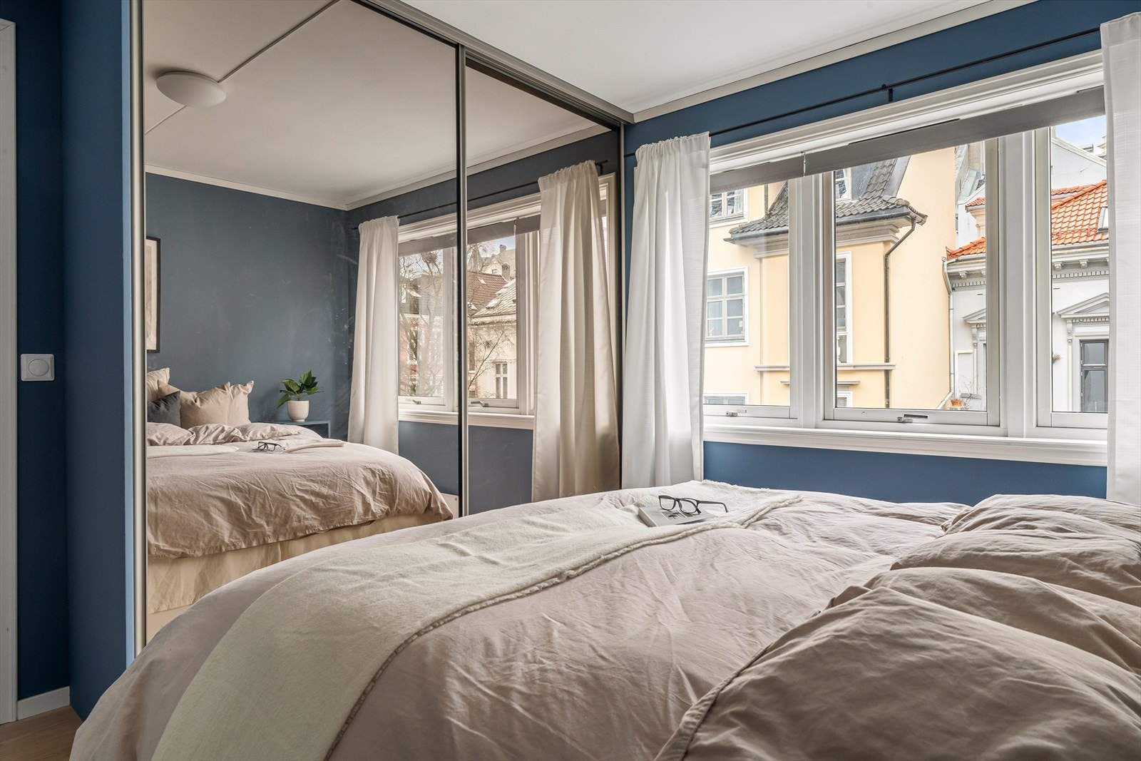 Soverommet er utstyrt med stort skyvedørsgarderobe Galleribilde