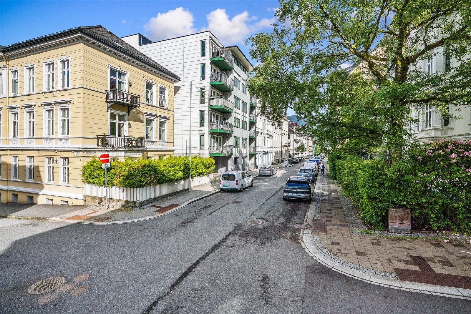 Det er nærhet til alt av byens fasiliteter, servicetilbud, samt de fleste utdanningsinstitusjoner. Galleribilde