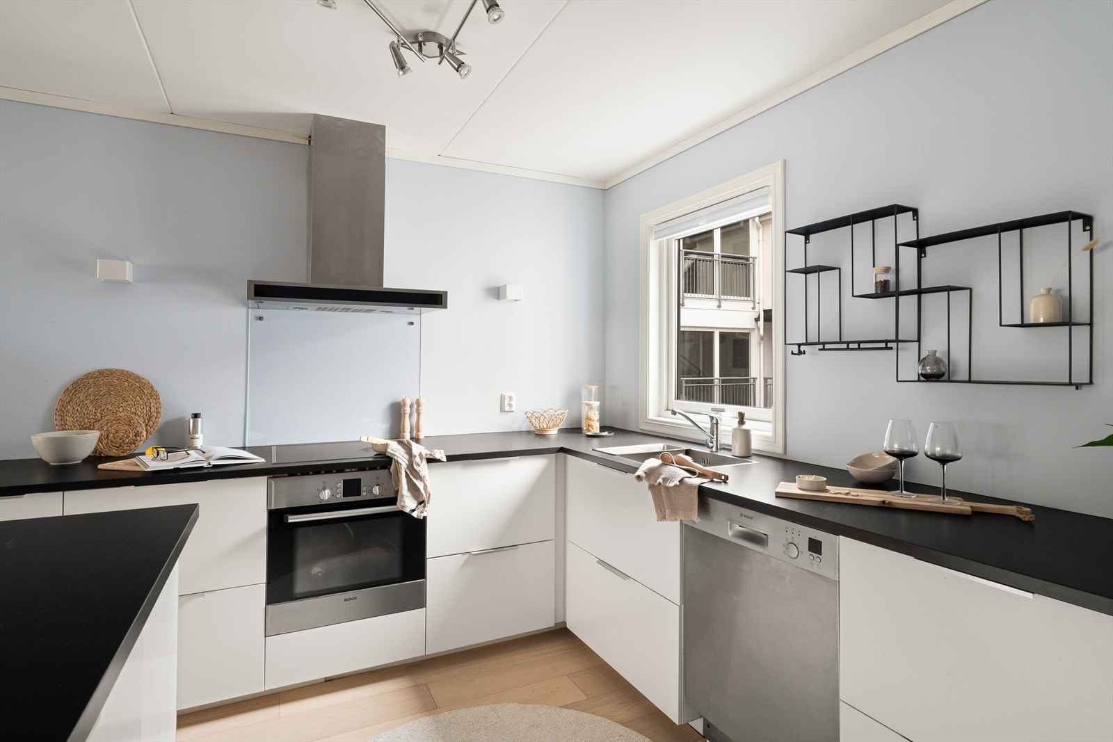 Kjøkkenet ble oppgradert i 2015 med IKEA-innredning i hvit, slett utførelse og mørk laminat benkeplate Galleribilde