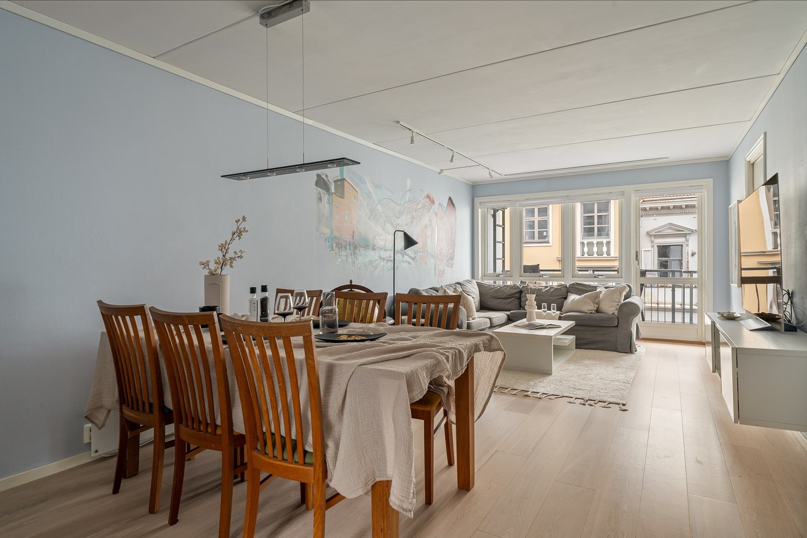 Stuen er svært romslig med god plass til sofa og spisegruppe Galleribilde