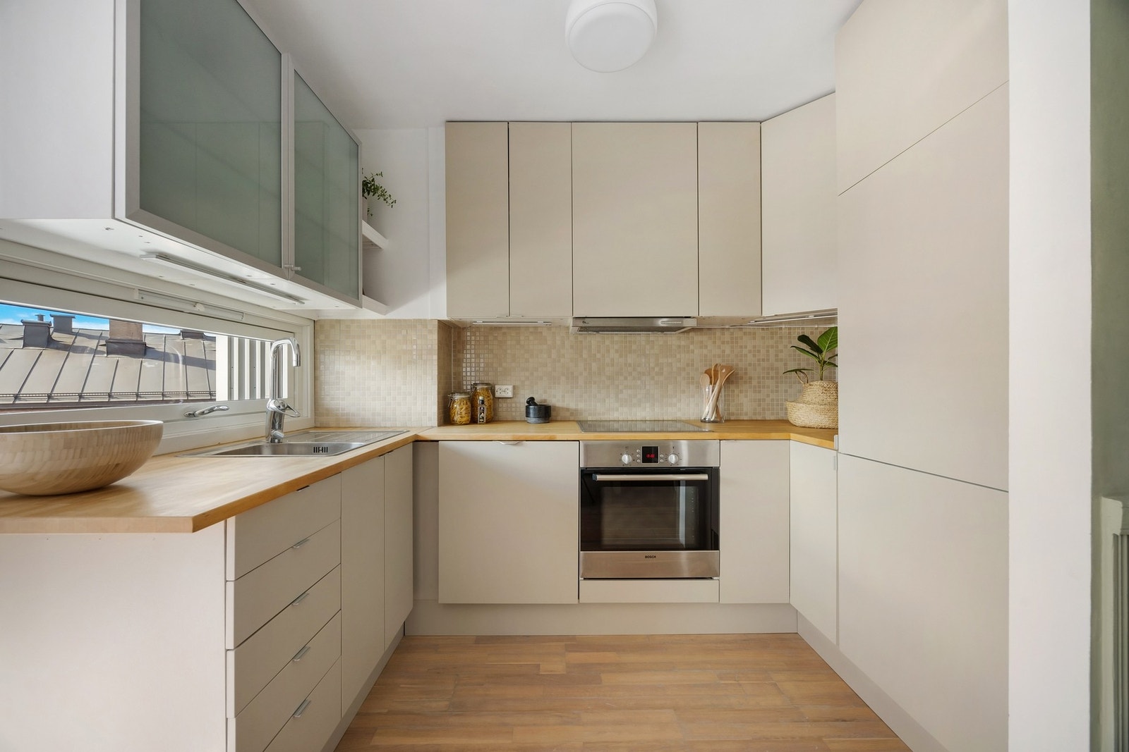 Det er rikelig med skap- og benkeplass. Galleribilde