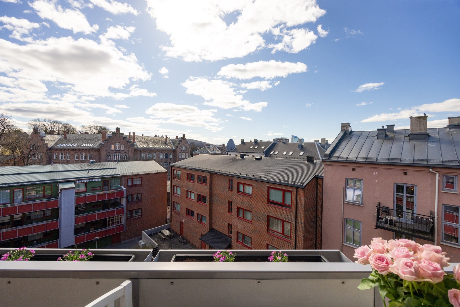 Utsikten er upåklagelig og den interne beliggenheten skjermer for innsyn. Galleribilde