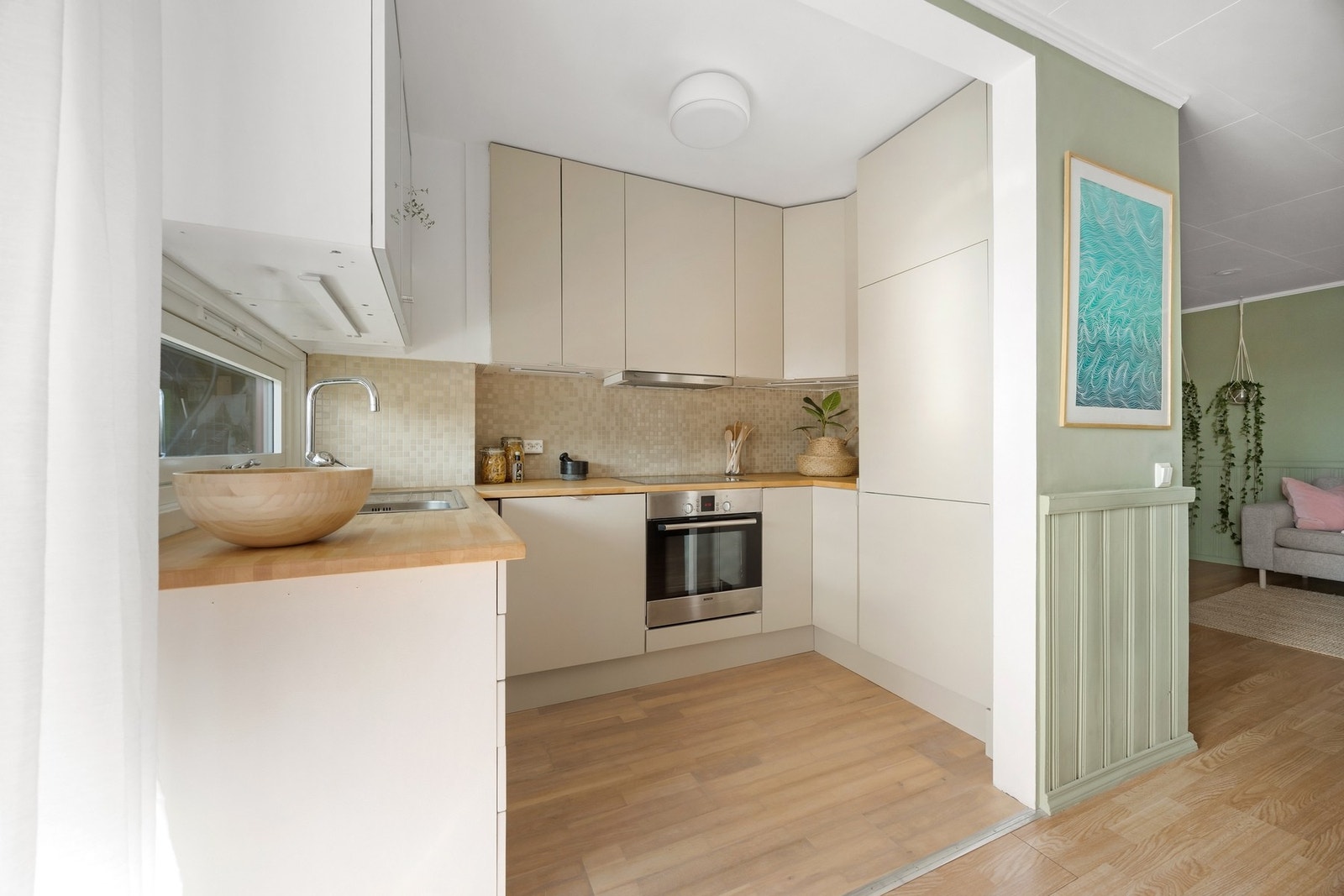 Kjøkkenet fikk nye fronter i 2020 og har bl.a. integrert kombiskap (2022) og oppvaskmaskin (2020). Galleribilde