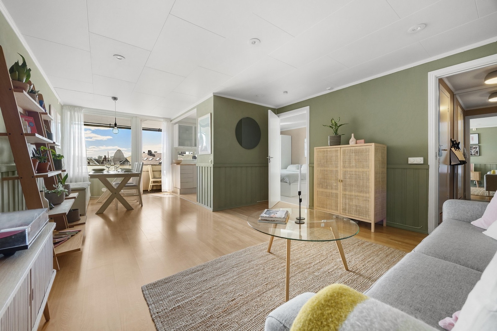 Den åpne stue/kjøkken-løsningen har en naturlig soneinndeling som gjør møbleringen enkelt. Galleribilde