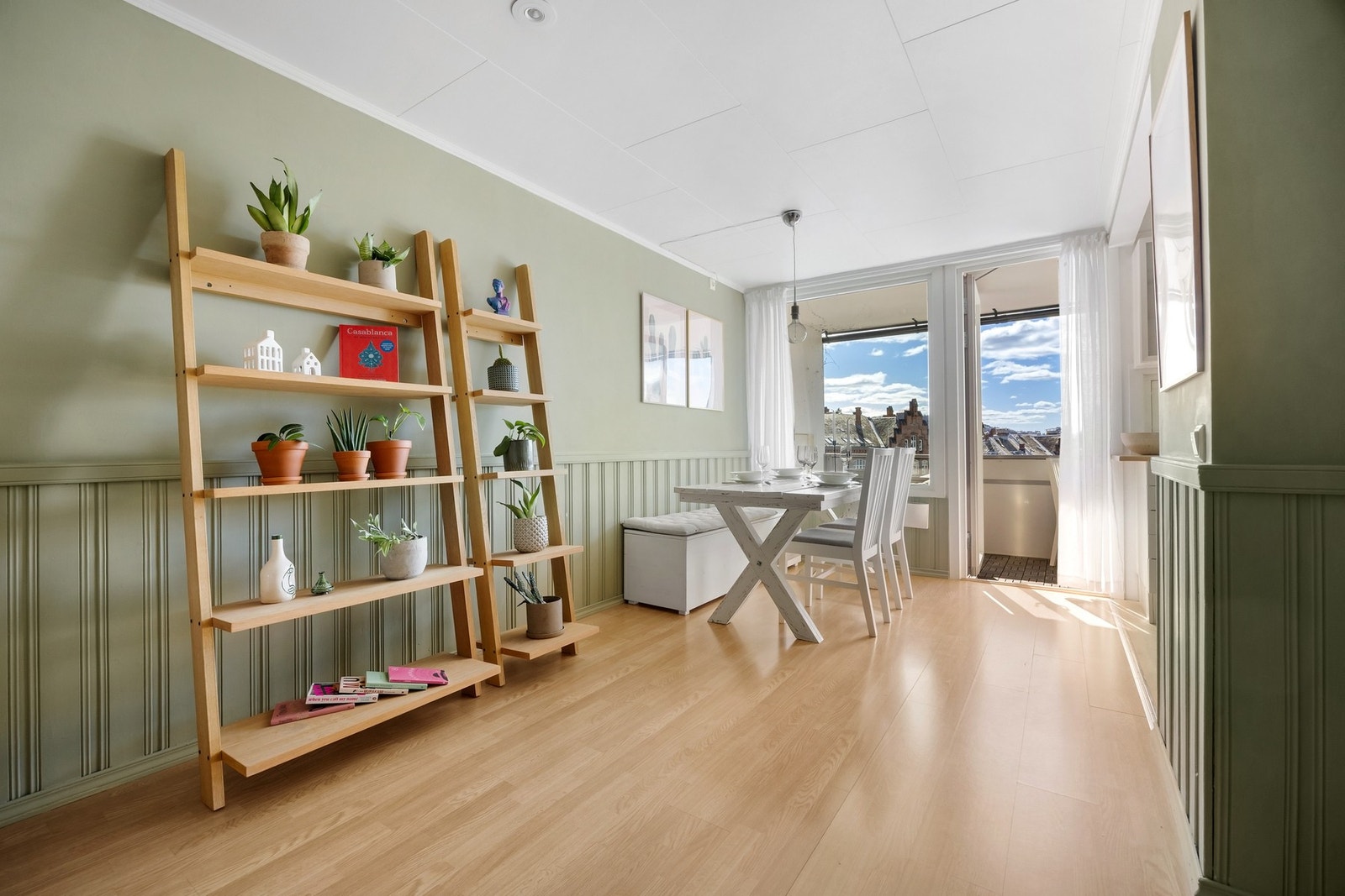 Store vindusflater slipper godt med dagslys inn i leiligheten. Galleribilde