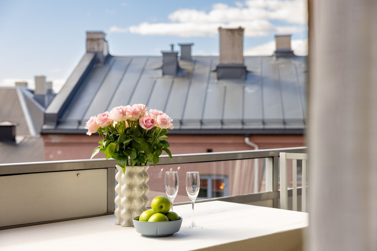 Balkongen vender mot indre gård og har plass til både sittegruppe, spisemøblement og grill. Galleribilde