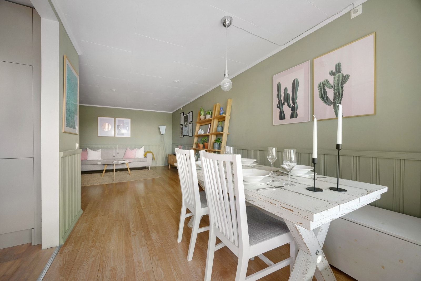 God plass til romslig spisegruppe. Galleribilde