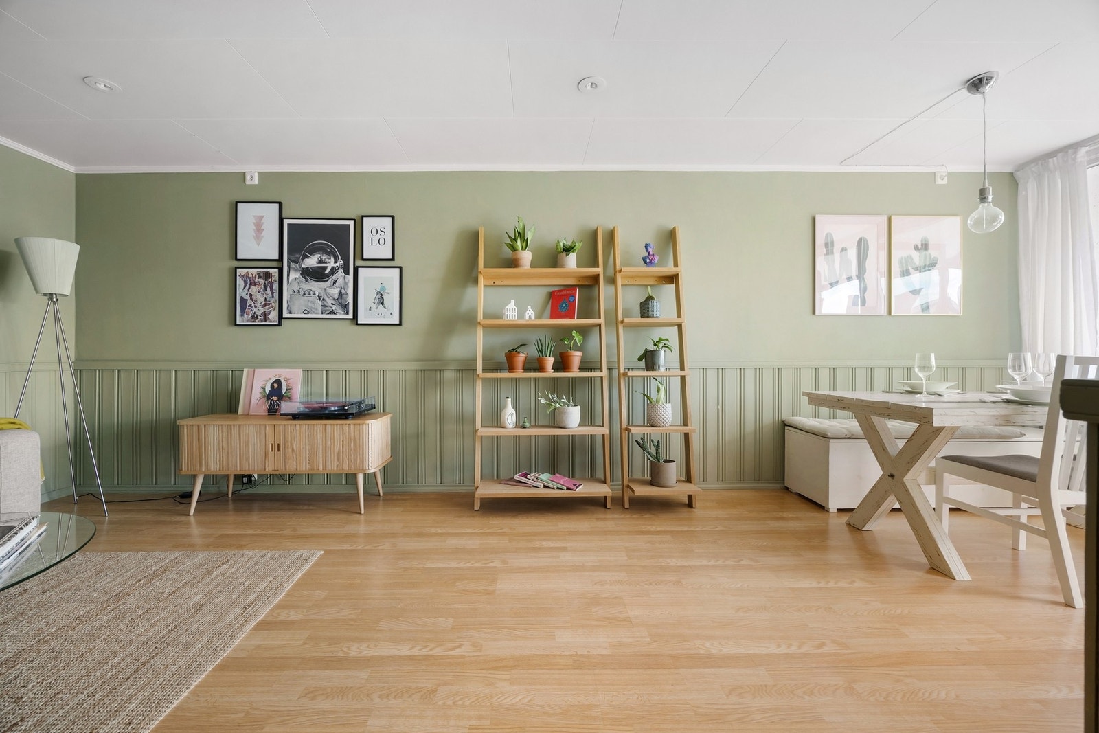 Laminat på gulv i stue og parkett på kjøkken. Galleribilde