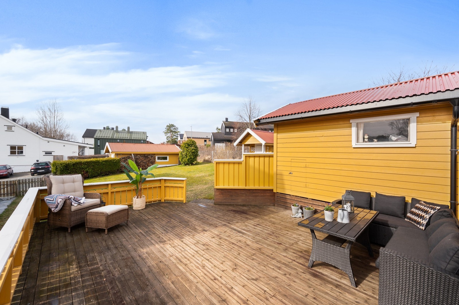 Det er etablert en stor og solrik terrasse med gode møbleringsmuligheter. Galleribilde
