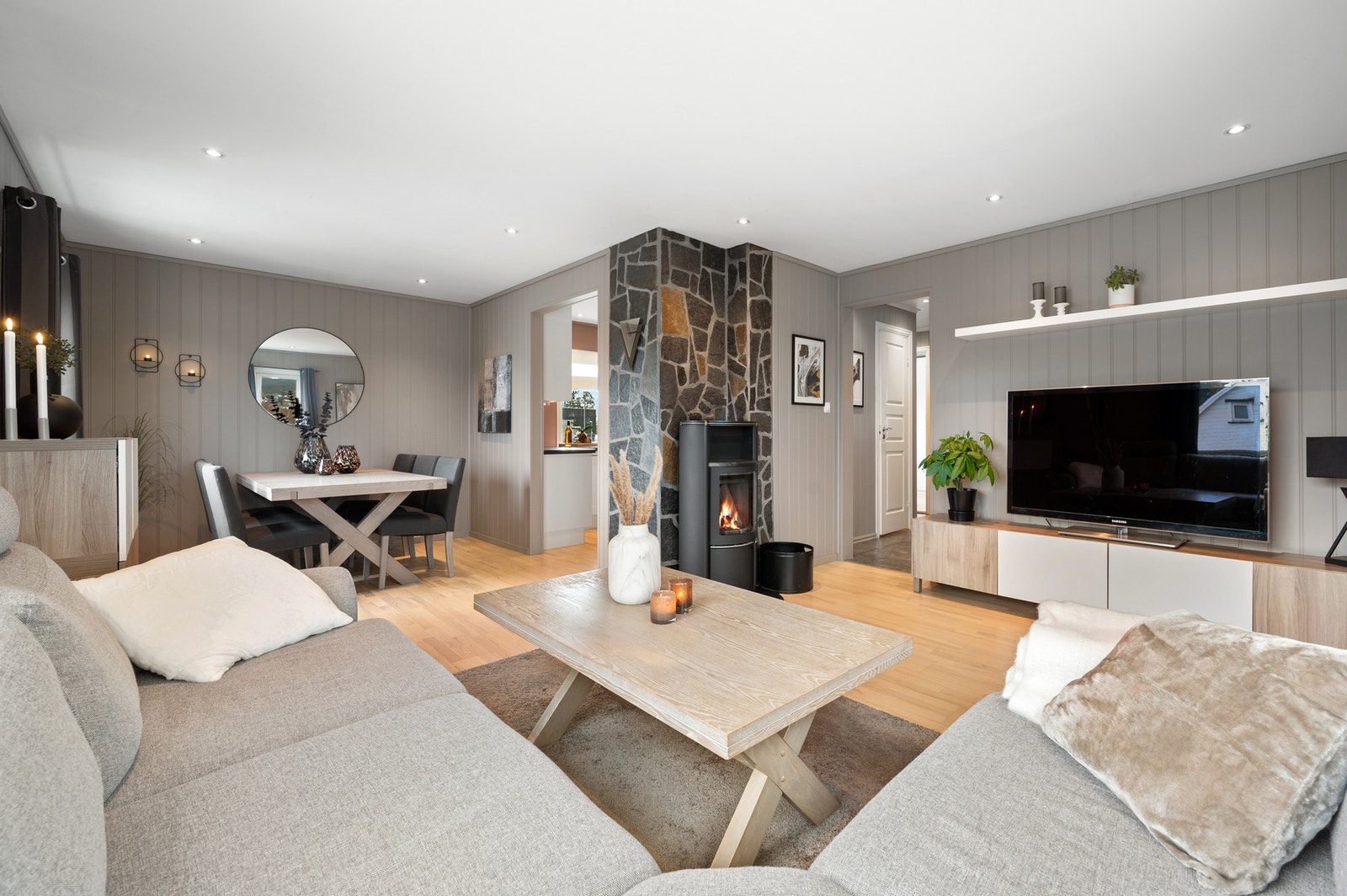 Boligen har vært gjenstand for en rekke oppgraderinger i nyere tid. Downlights i himling og peis gir en behagelig atmosfære. Galleribilde