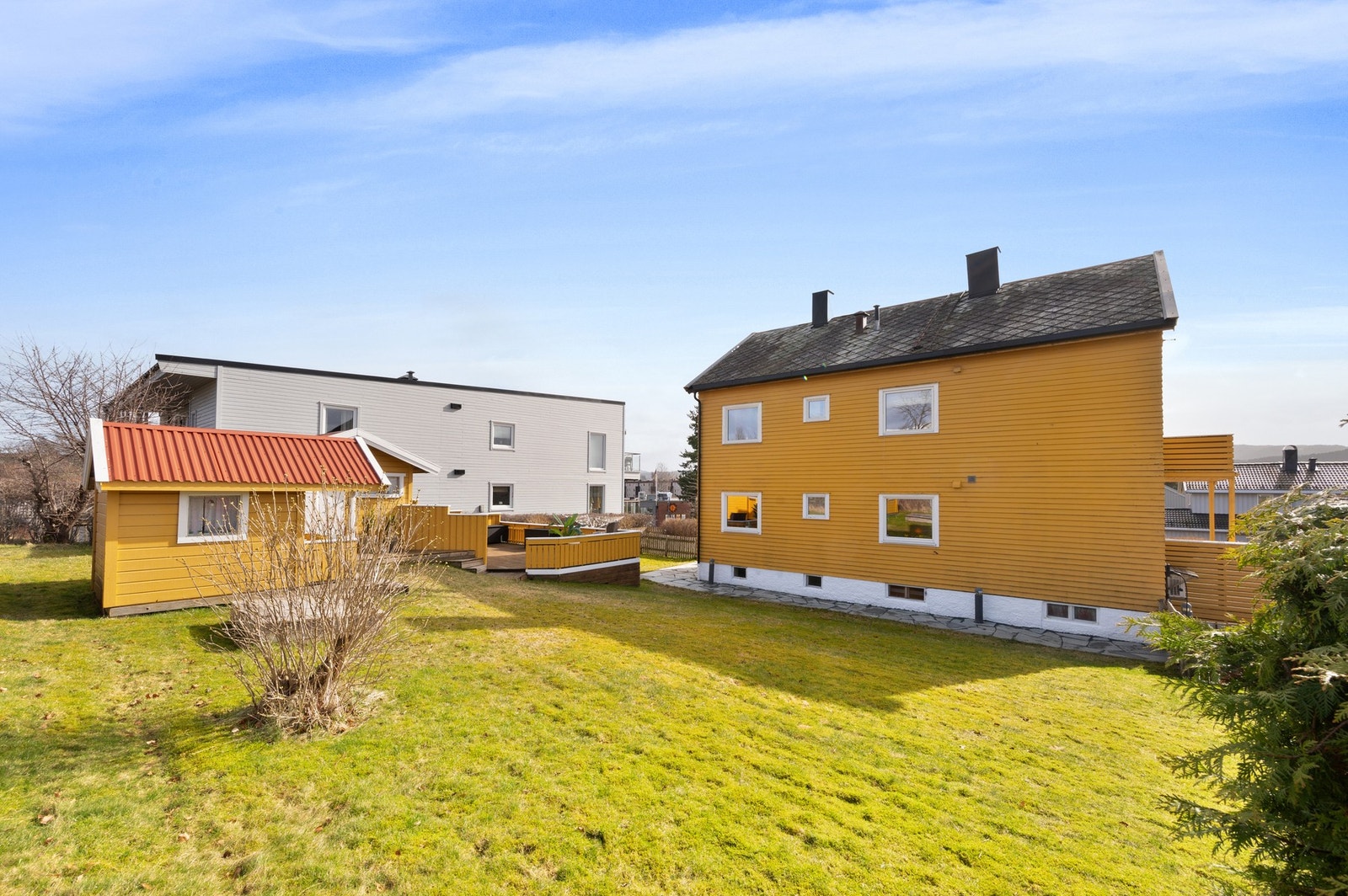 Tomten er inndelt slik at seksjon 2 har bruksrett for øvre del av tomten. Her har en rikelig med boltreplass for de minste. Galleribilde
