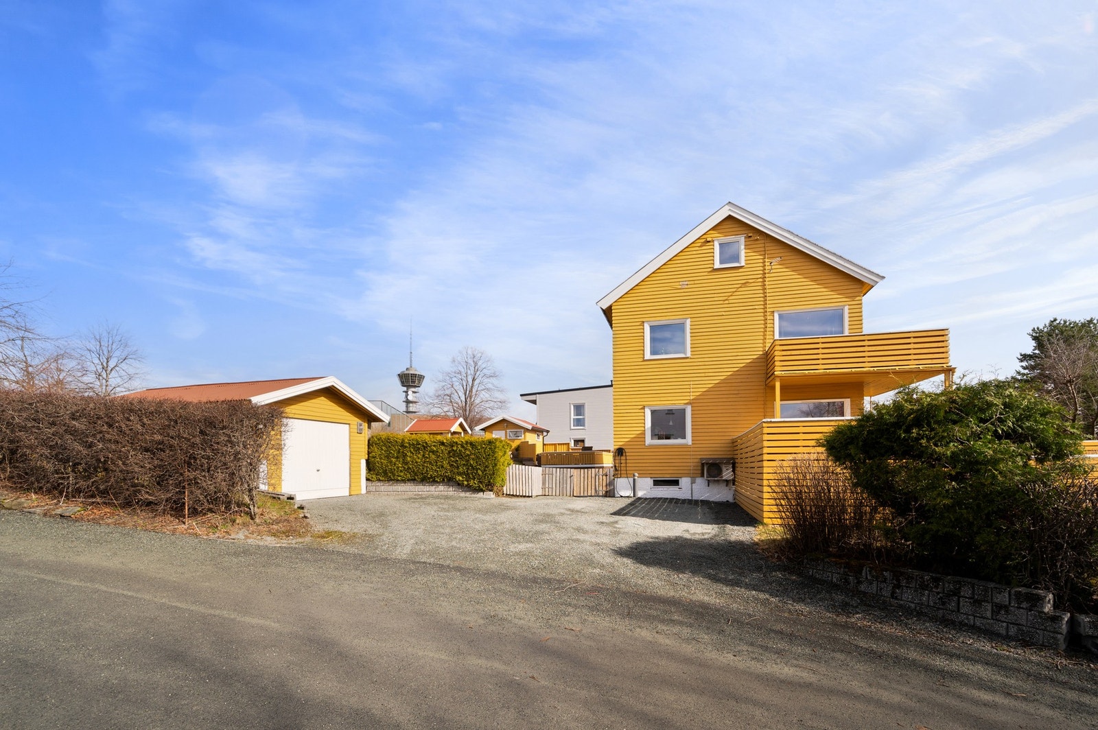 Privat garasje og gårdsplass. Galleribilde