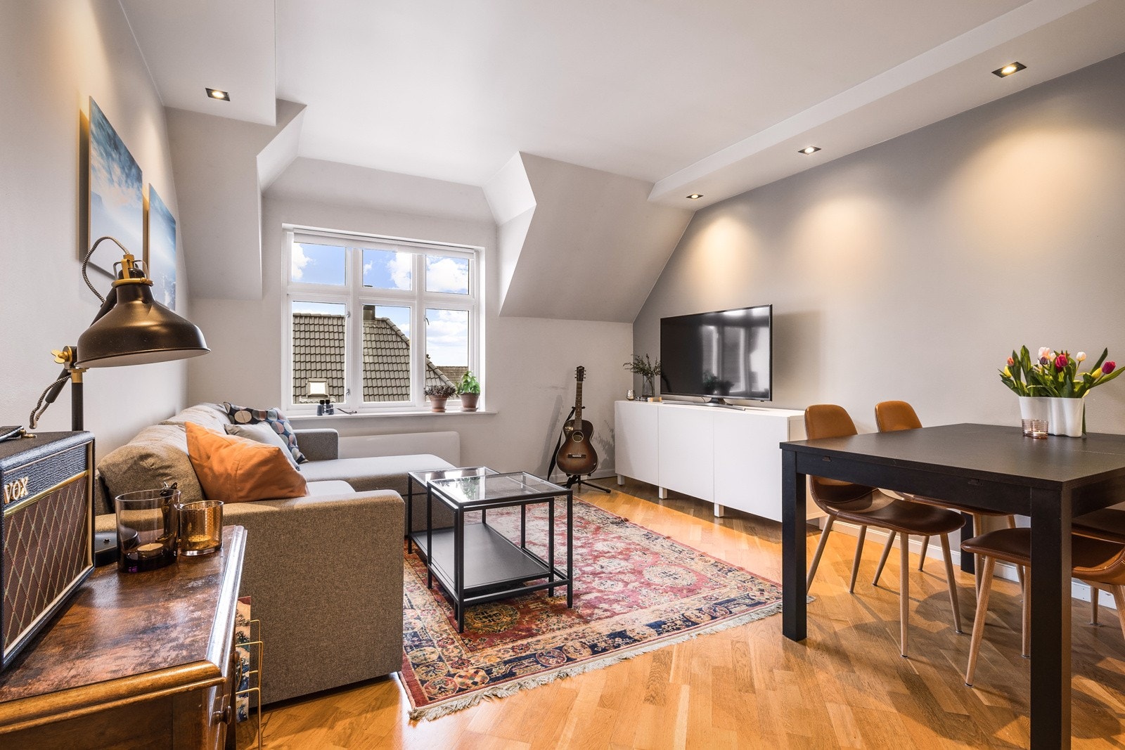 - Lys og romslig stue på 15,8kvm med downlights i taket. Det store vinduet slipper inn rikelig med naturlig lys, som skaper en åpen og innbydende atmosfære - Galleribilde