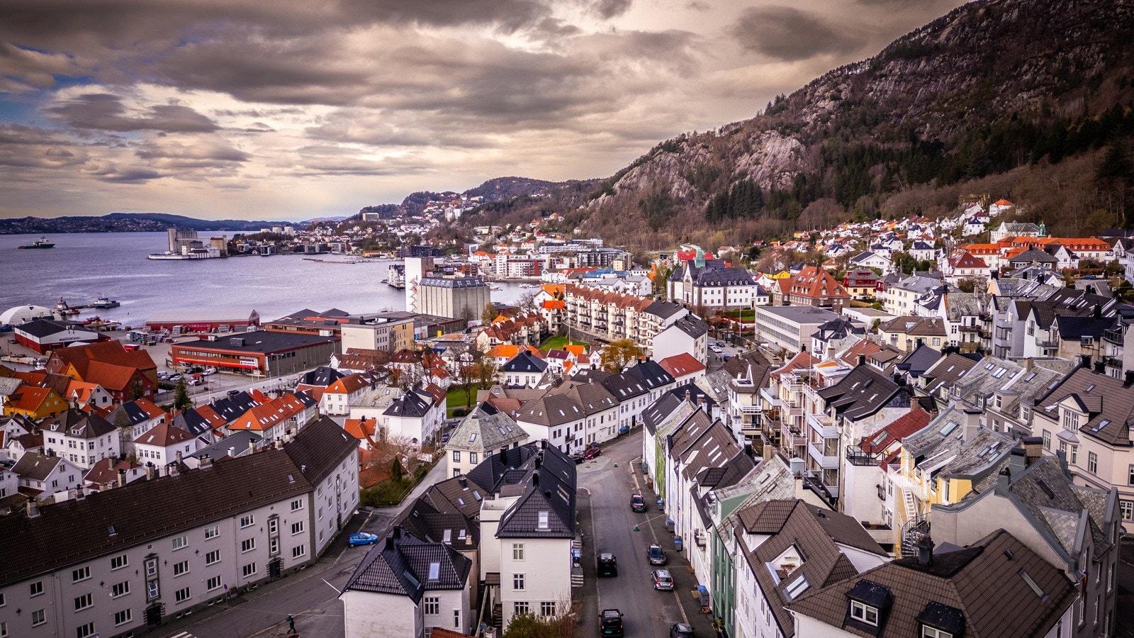 - Fjellveien er kun et steinkast unna, og både Tippetue, Skredderdalen, Stoltzen og Fløisvingene tar deg opp til Fløien og byfjellene - Galleribilde