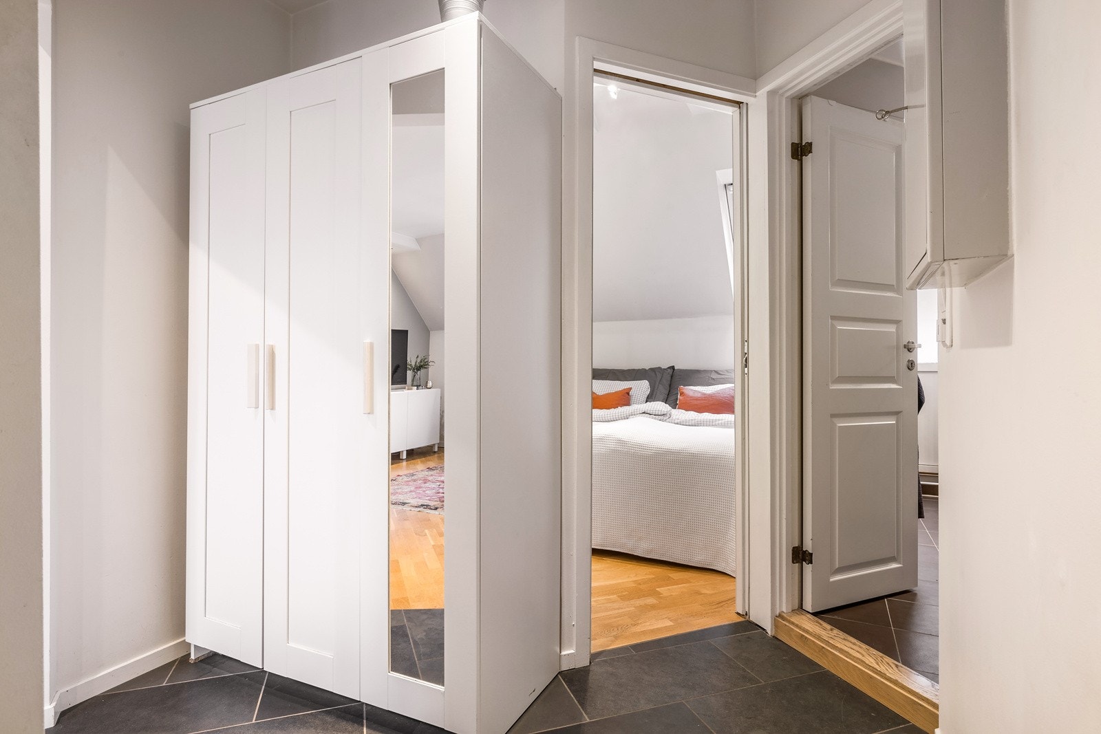 - God plass til oppbevaringsmøblement ved entrè - Galleribilde
