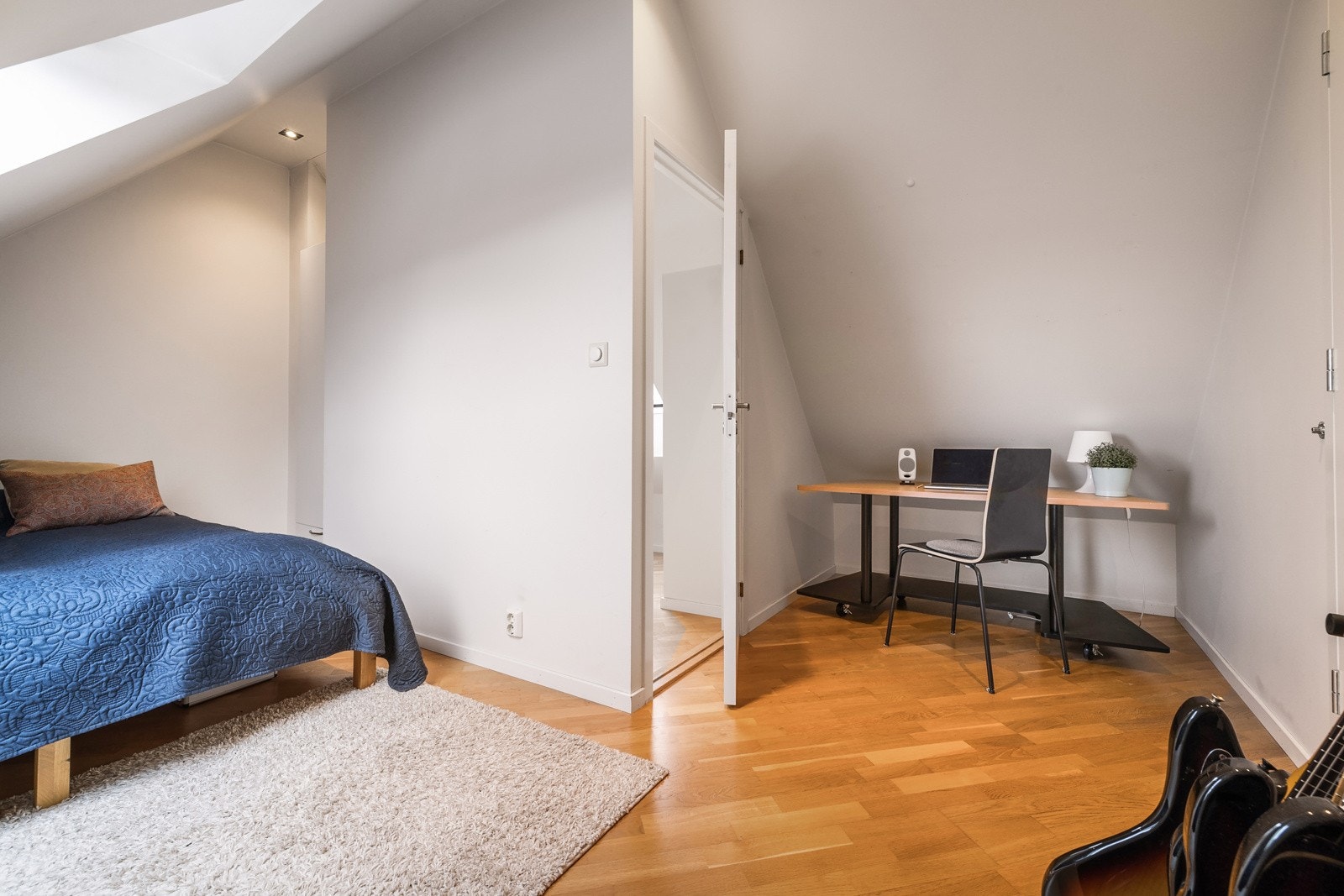 - Et hyggelig rom med mange bruksmuligheter - perfekt som gjesterom, hjemmekontor eller ekstra oppbevaring - Galleribilde