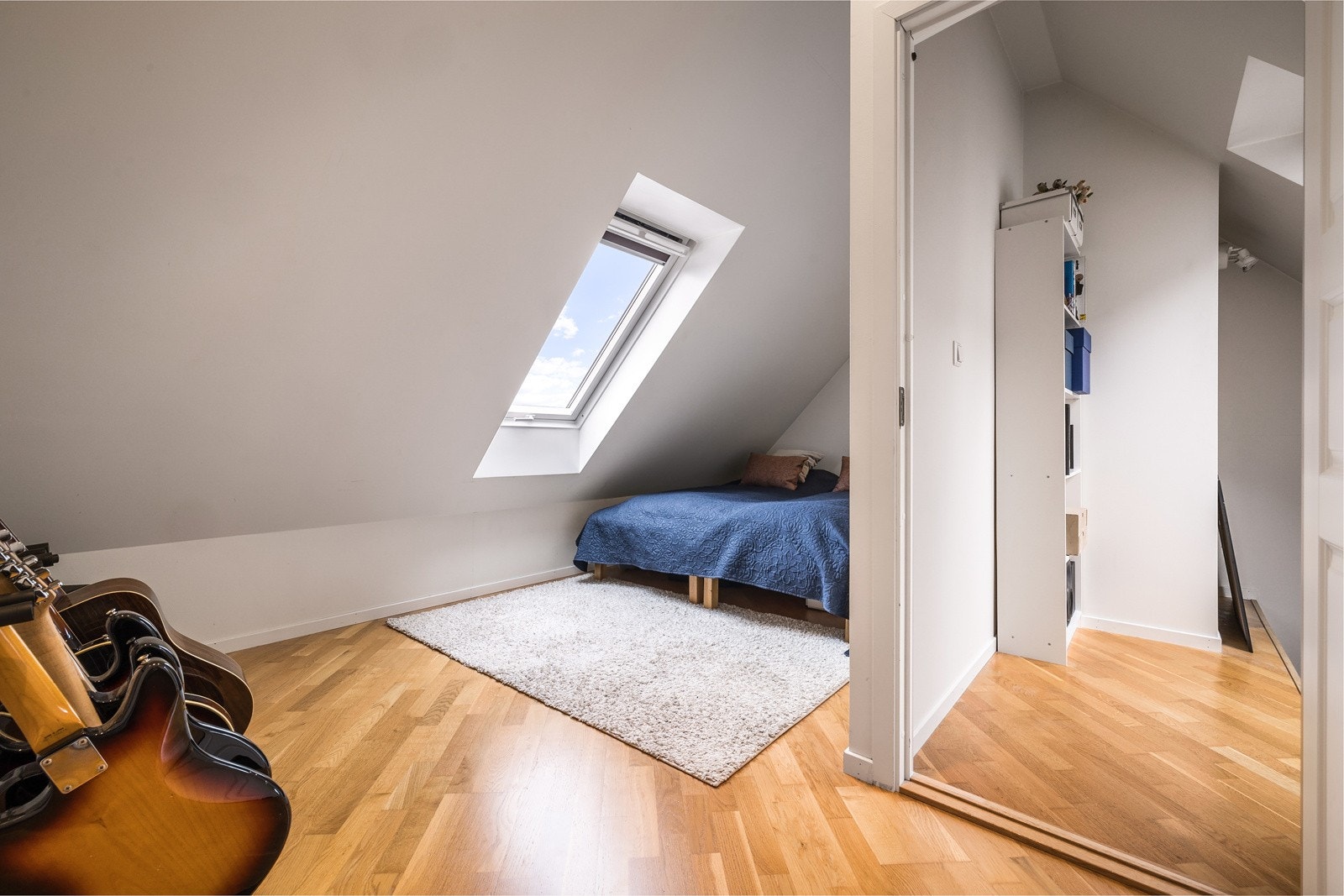 - Sjarmerende soverom på 10,9kvm i loftetasjen med god plass til garderobe og skrivebord- Galleribilde