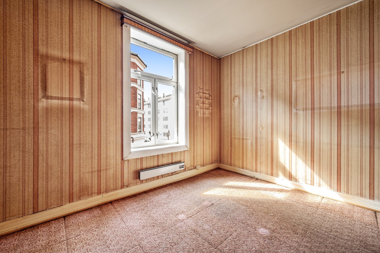 Ikke glem de store vinduene som lar solen strømme inn og skaper et rom fylt med lys. Den naturlige belysningen gir en magisk følelse av åpenhet og ro, og gir rommet en livlig og frisk energi gjennom hele dagen. Galleribilde