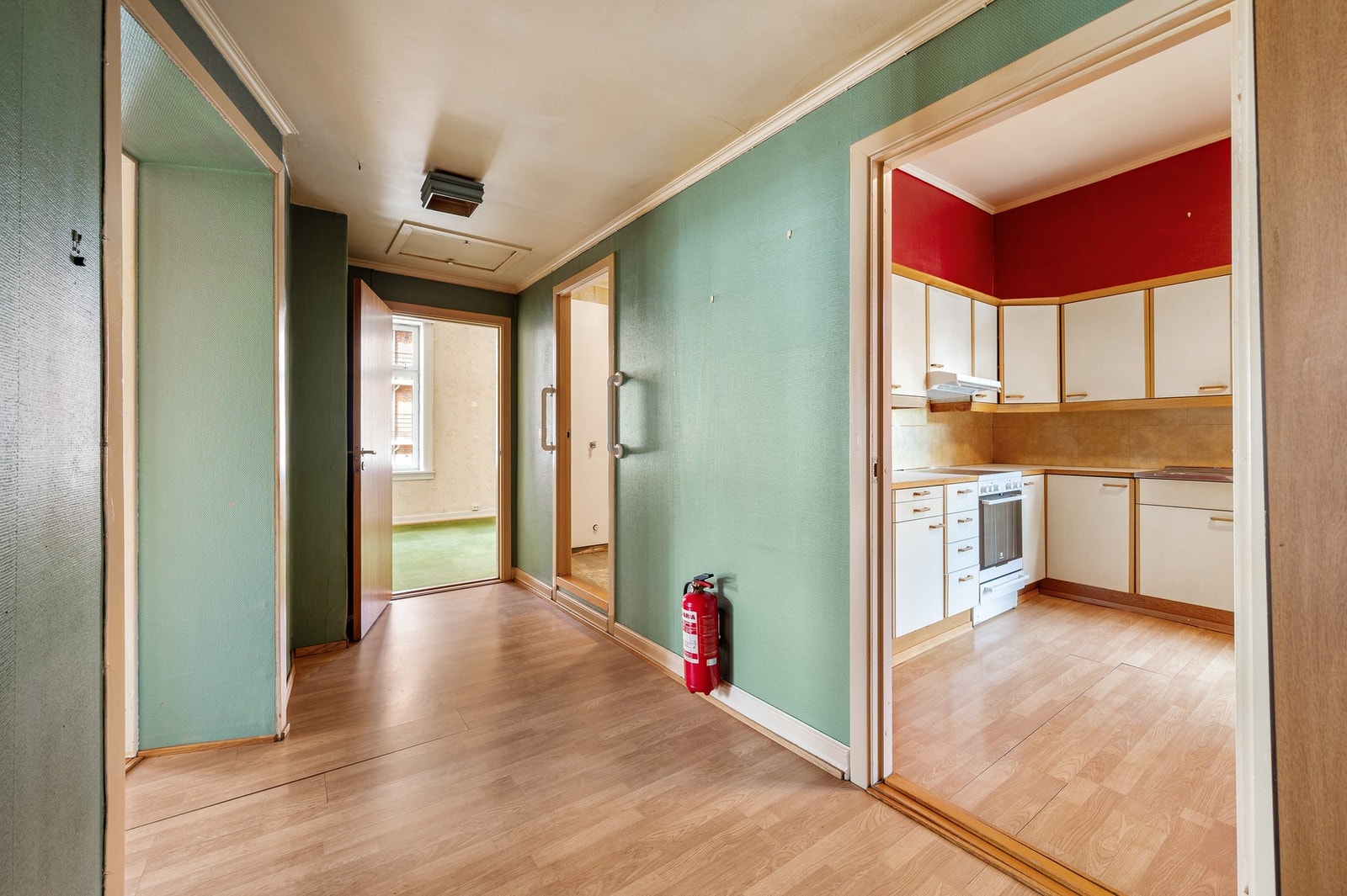 Romslig gang som binder boligen sammen på en naturlig og innbydende måte. Et flott utgangspunkt for å skape en elegant entré med god oppbevaringsplass. Galleribilde